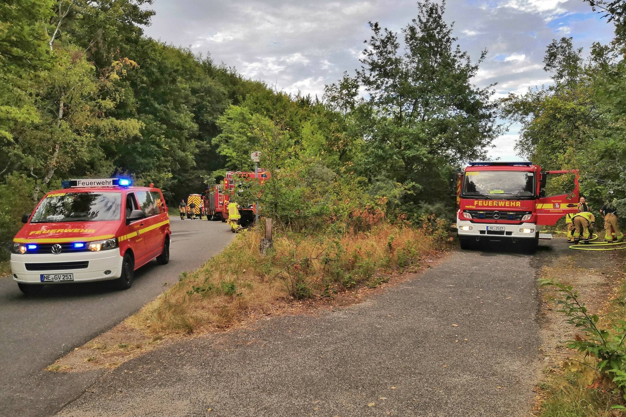 Rund 7600 Quadratmeter Gestrüpp bei Grevenbroich in Flammen