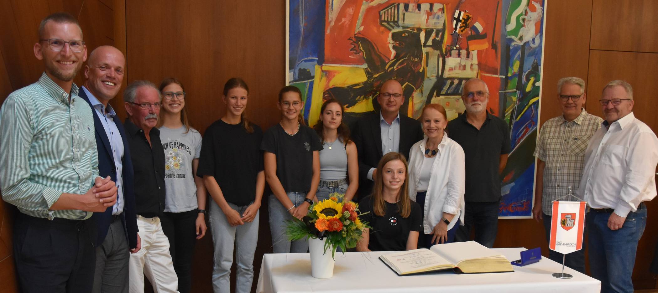 Lilli Schlößer trägt sich ins „Goldene Buch“ der Stadt ein. Mit dabei: der Bürgermeister und die Fraktionsvorsitzenden. 