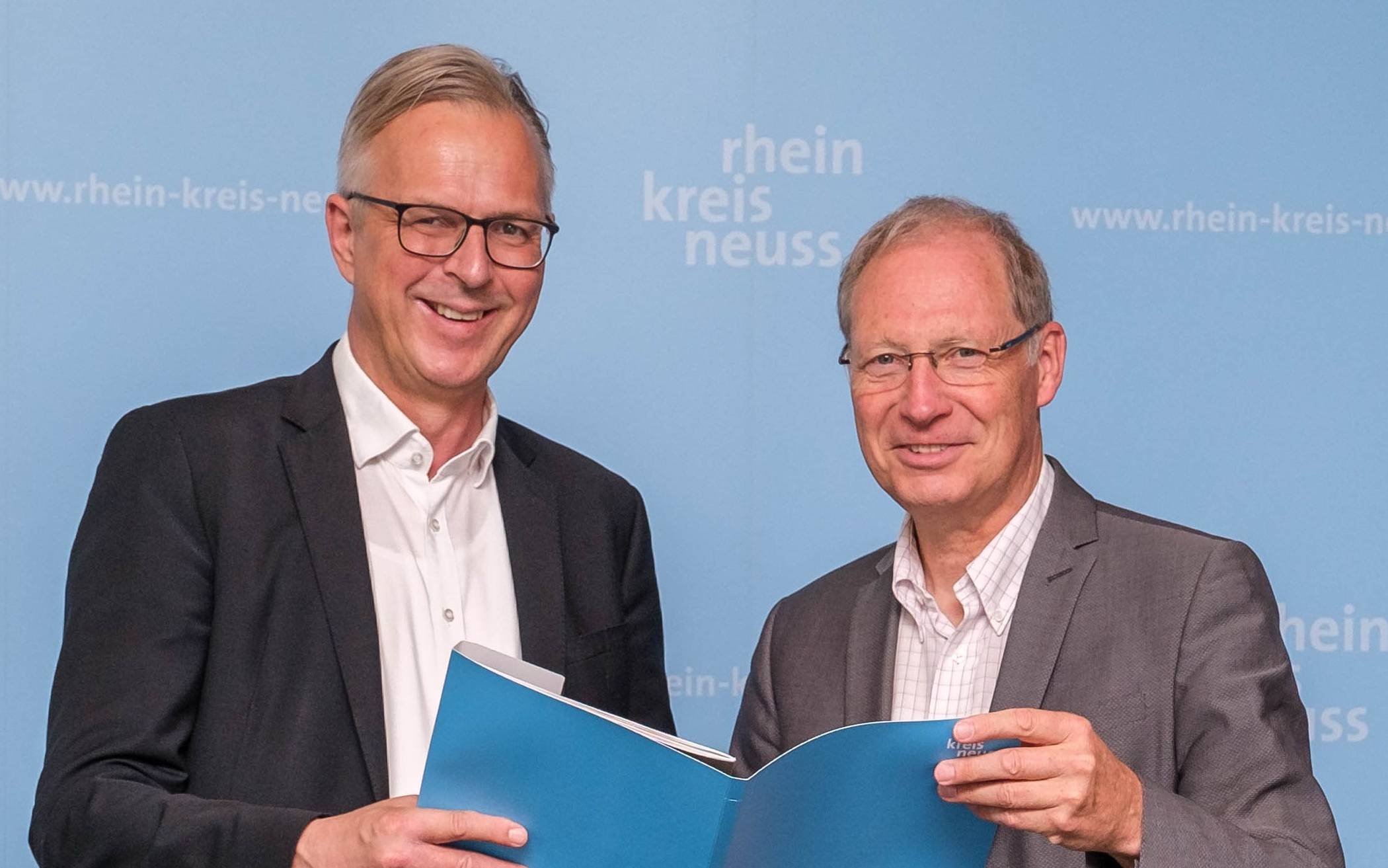  Förderbescheid für den Sportbund übergeben: Kreisdirektor Dirk Brügge (links) und Dr. Hermann-Josef Baaken. 