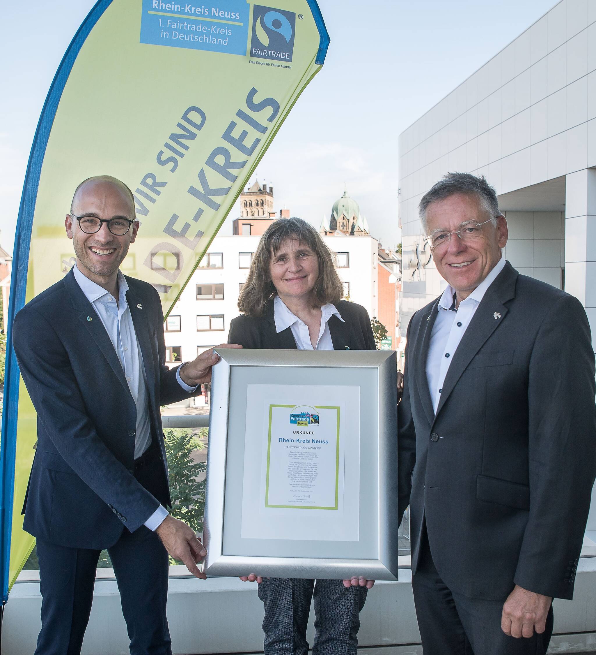 Landrat-Hans-Jürgen Petrauschke freut sich zusammen mit Petra Koch und Kreis-Sprecher Benjamin Josephs über die erfolgreiche Rezertifizierung. 