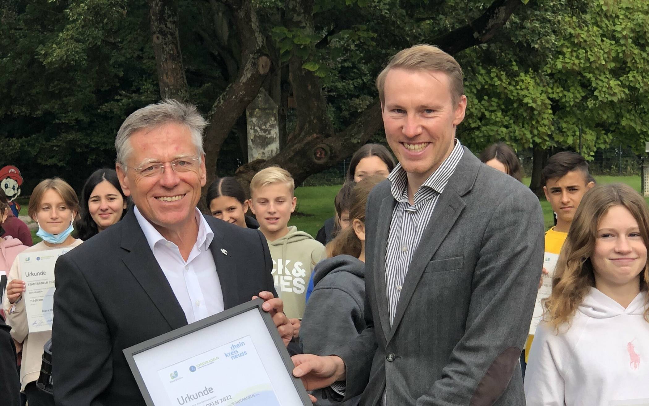  Landrat Petrauschke überreichte die „Stadtradel“-Urkunde an Tim Gockel. Die Klasse 7d holte sich den ersten Platz unter allen Schulklassen zum zweiten Mal. Im kommenden Jahr soll als 8d das Triple klar gemacht werden. 