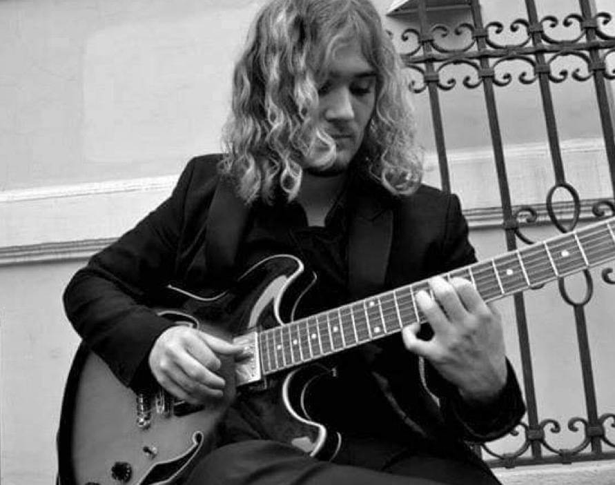 Christian Weniger ist Solo mit seiner Gitarre unterwegs und hat coole Sounds im Gepäck.