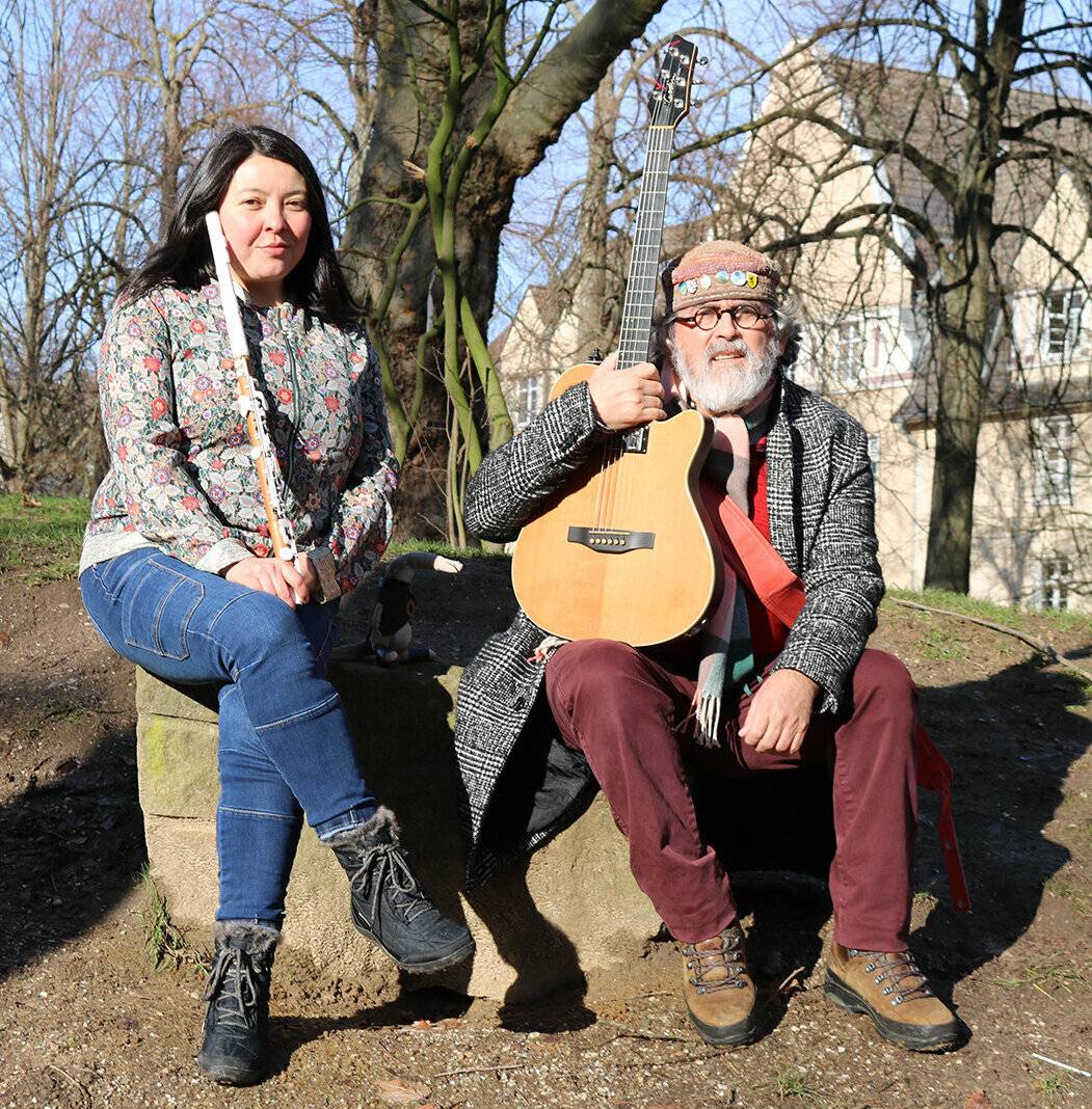 Straßenmusik-Feeling kommt mit „Carlos &amp; Carolina“ auf, die mit Querflöte und Gitarre entspannte Klänge erzeugen.
