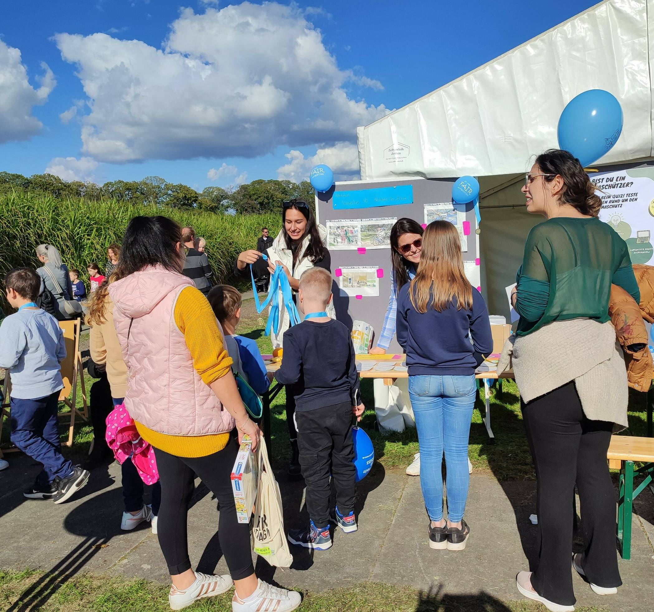  Ina Grothe, Klimaschutzmanagerin des Rhein-Kreises, und Franziska Schmitz händigten den Kindern Medaillen aus. 