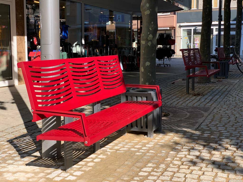 Neues Sitzgefühl auf dem Synagogenplatz.&#x21e5;Fotos: SGV.