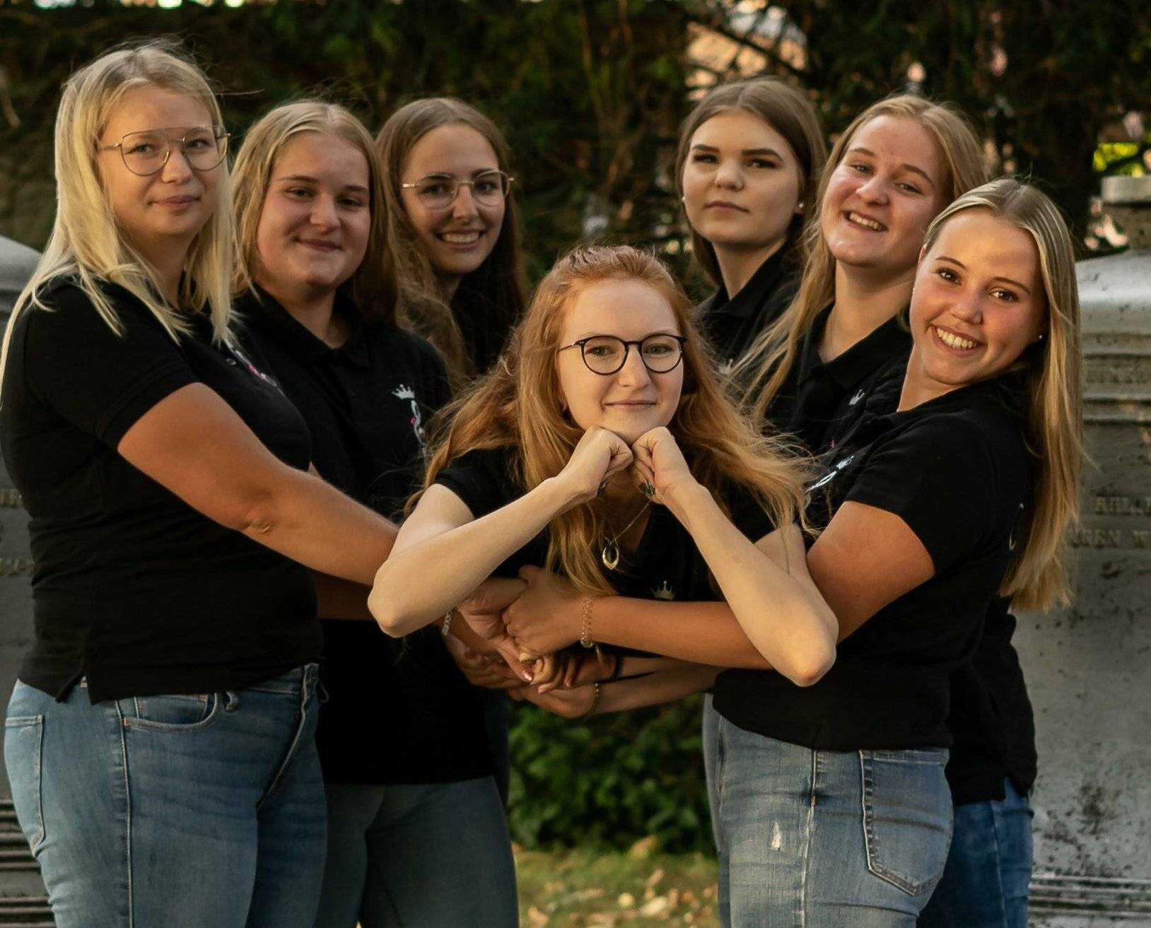  Die Hofdamen des Königpaares Thomas und Jessika Paschke (von links): Judith Scheutwinkel, Pia Paschke, Sara Fennen, Anna Möcker, Anna Engels, Isabell Paschke und Ina Wachtmeister. 