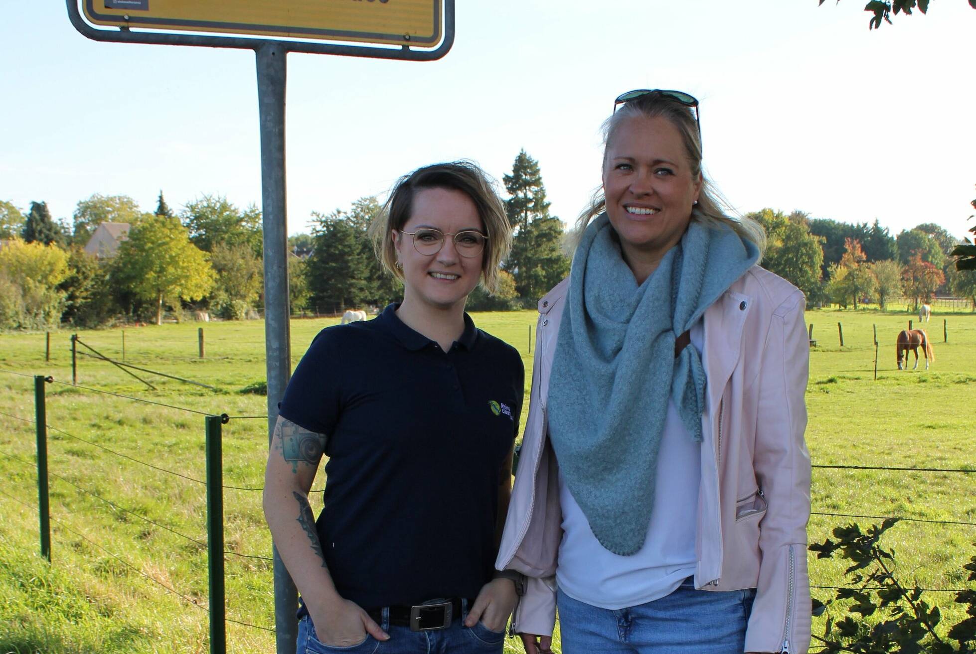 Gubberath liegt zwar nicht am Rhein, doch das hält Steffi Greuel (links) und Britta Strerath nicht davon ab, im Rahmen des  „RhineCleanUp“ in ihrer Heimat aktiv zu werden. 
