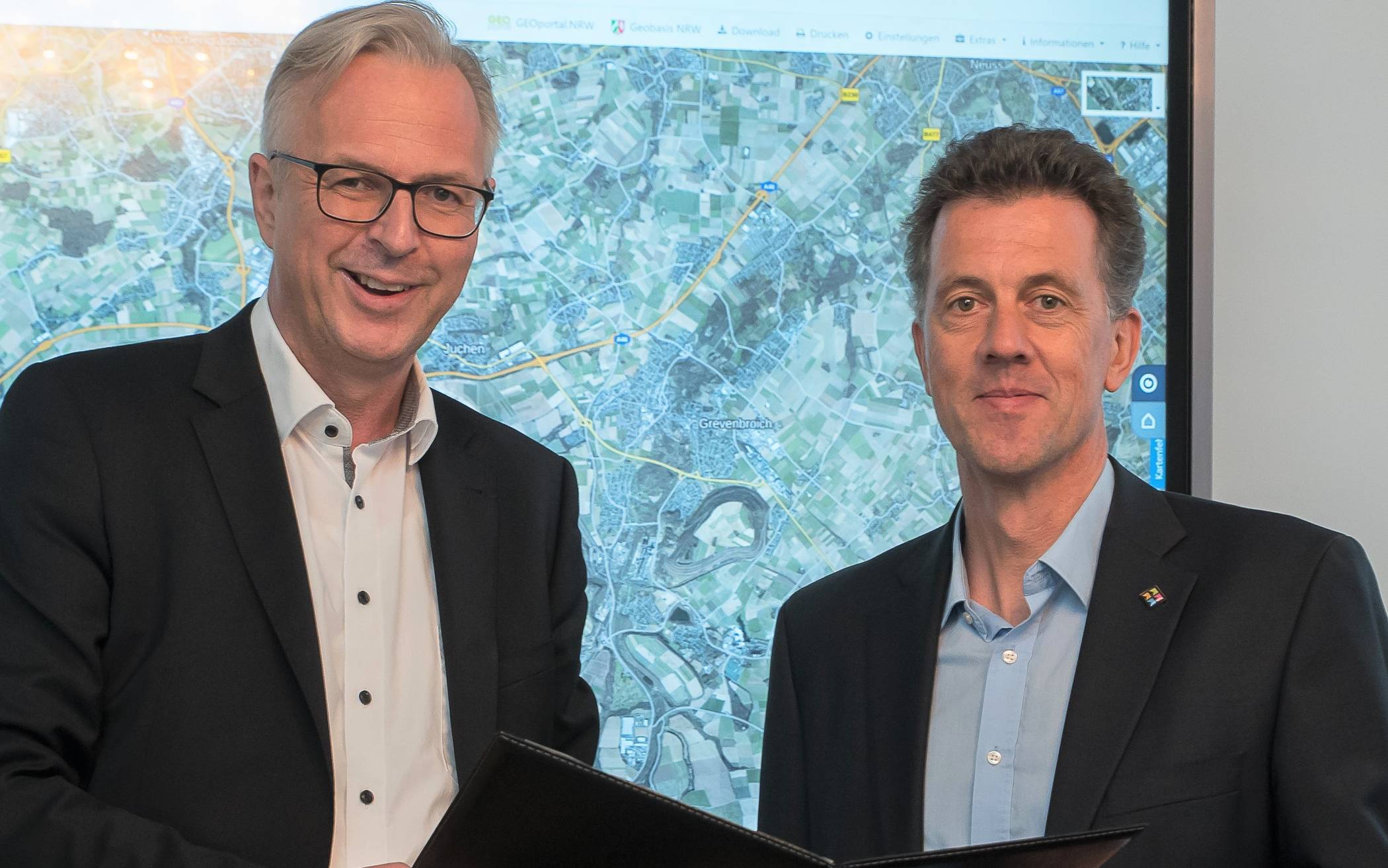 Partner im Projekt „Innovation Valley Garzweiler“: Kreisdirektor Dirk Brügge (links) und Volker Mielchen, Geschäftsführer des federführenden Zweckverbands „LANDFOLGE Garzweiler“.  
