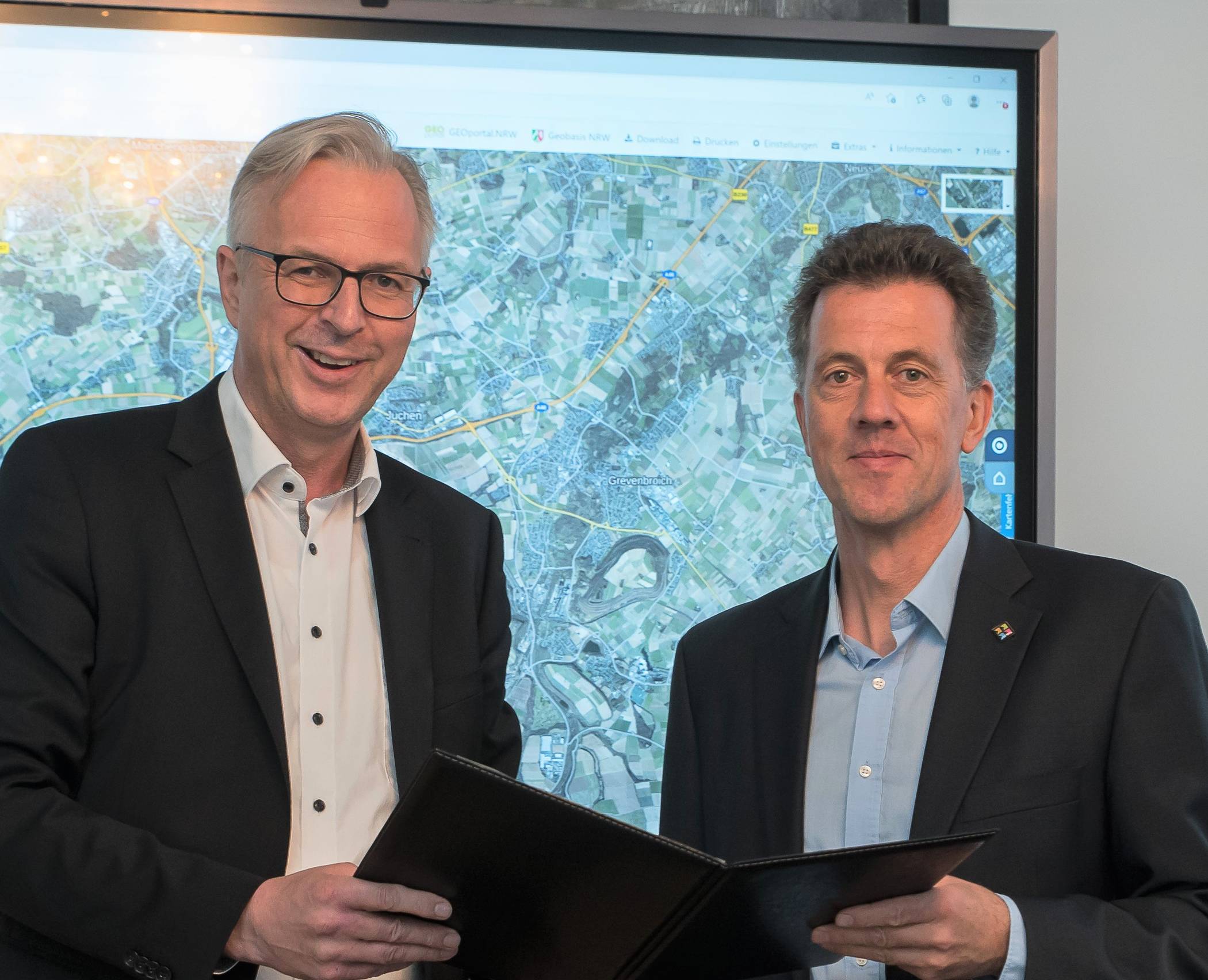 Partner im Projekt „Innovation Valley Garzweiler“: Kreisdirektor Dirk Brügge (links) und Volker Mielchen, Geschäftsführer des federführenden Zweckverbands „LANDFOLGE Garzweiler“.  