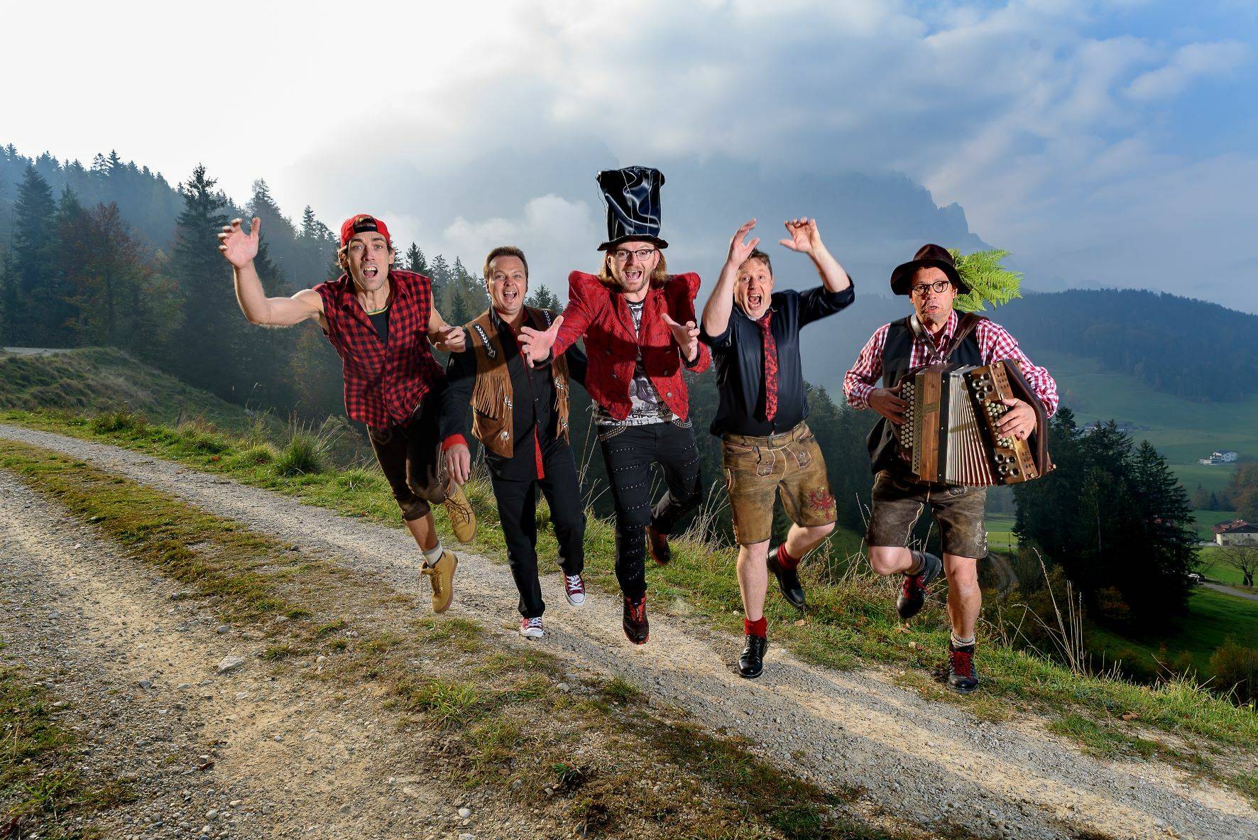  Die Tiroler Party-Band „Wildbach“ feiert ihren Einstand im Jüchener Schützenwesen. 