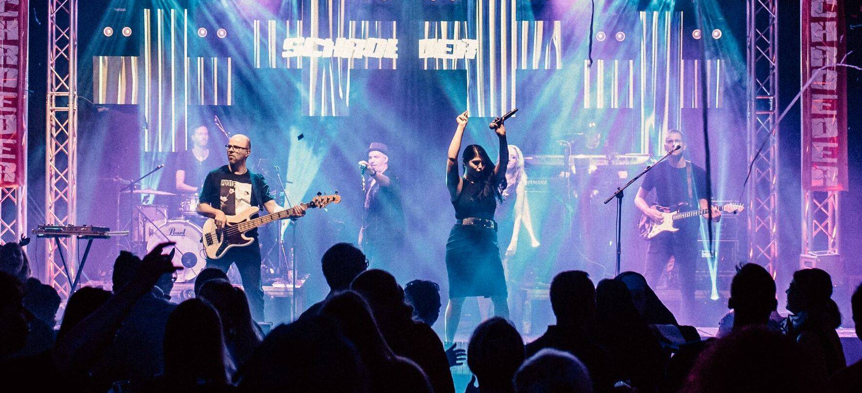  Die Party-Band „Schröder“ sorgt am lKönigsehrenabend für Stimmung im Festzelt.  