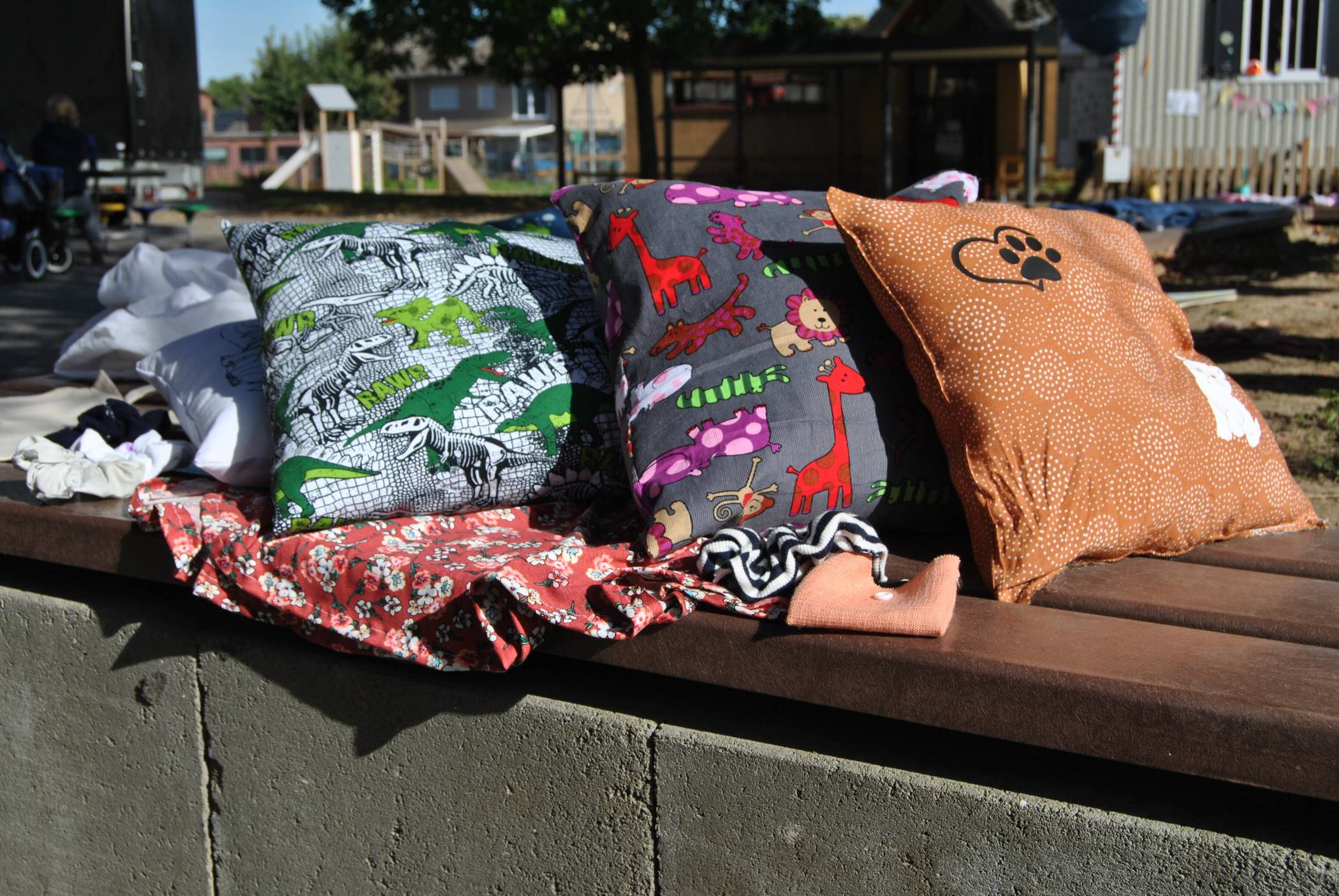  Die Kinder gestalteten während den Ferienspielen ihre eigenen Kissen.  