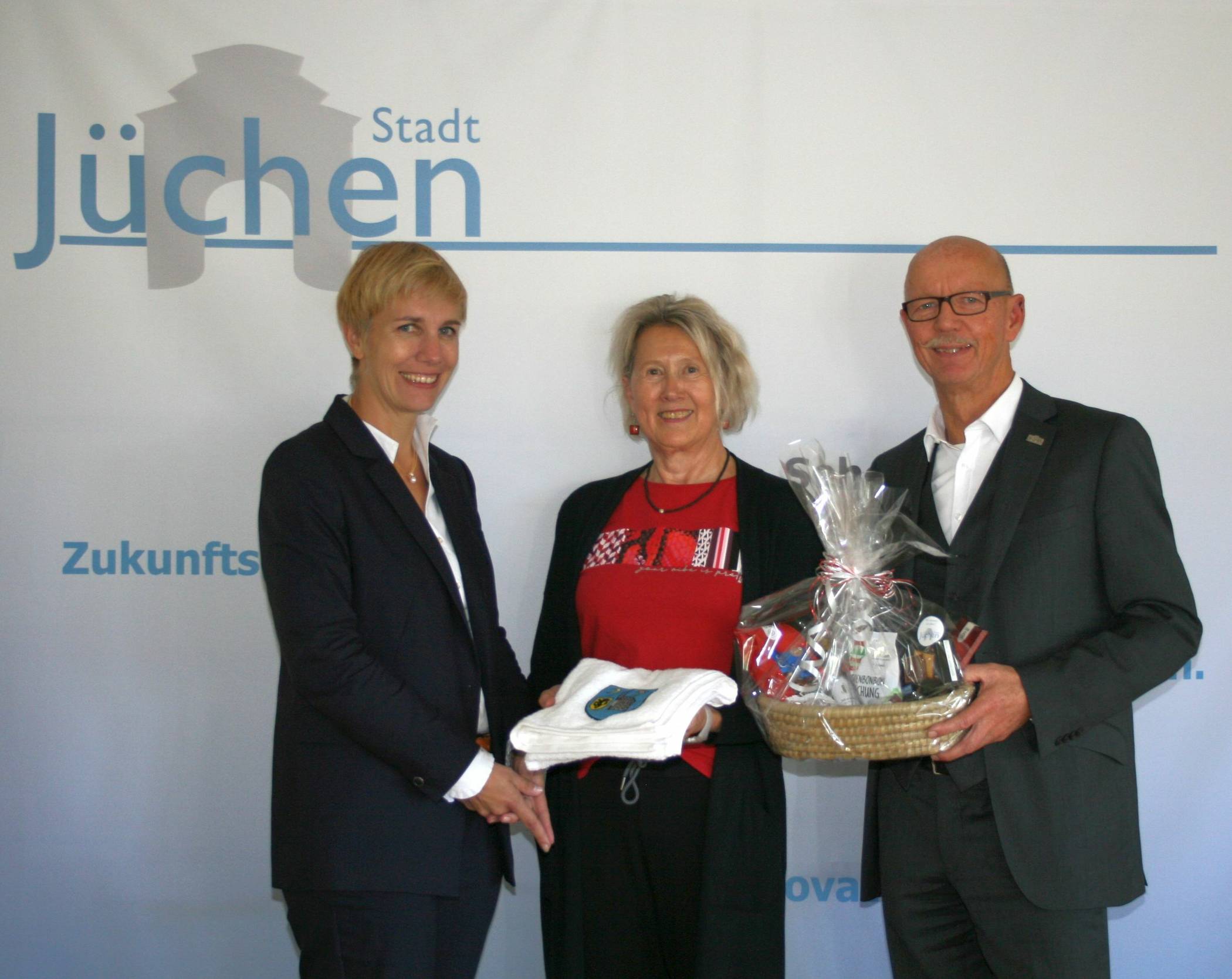  Von links: Dezernentin Annette Gratz, Sozialamtsleiterin Annerose Böhm-Weyerstraß und Bürgermeister Harald Zillikens.  
  