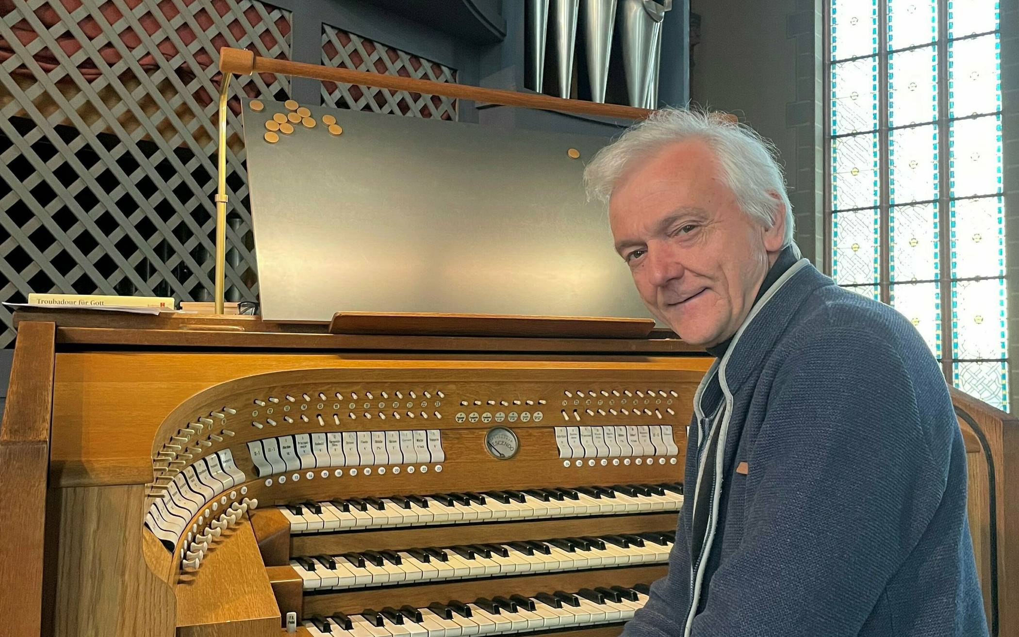  Wilhelm Junker an der Orgel in St. Jakobus.  