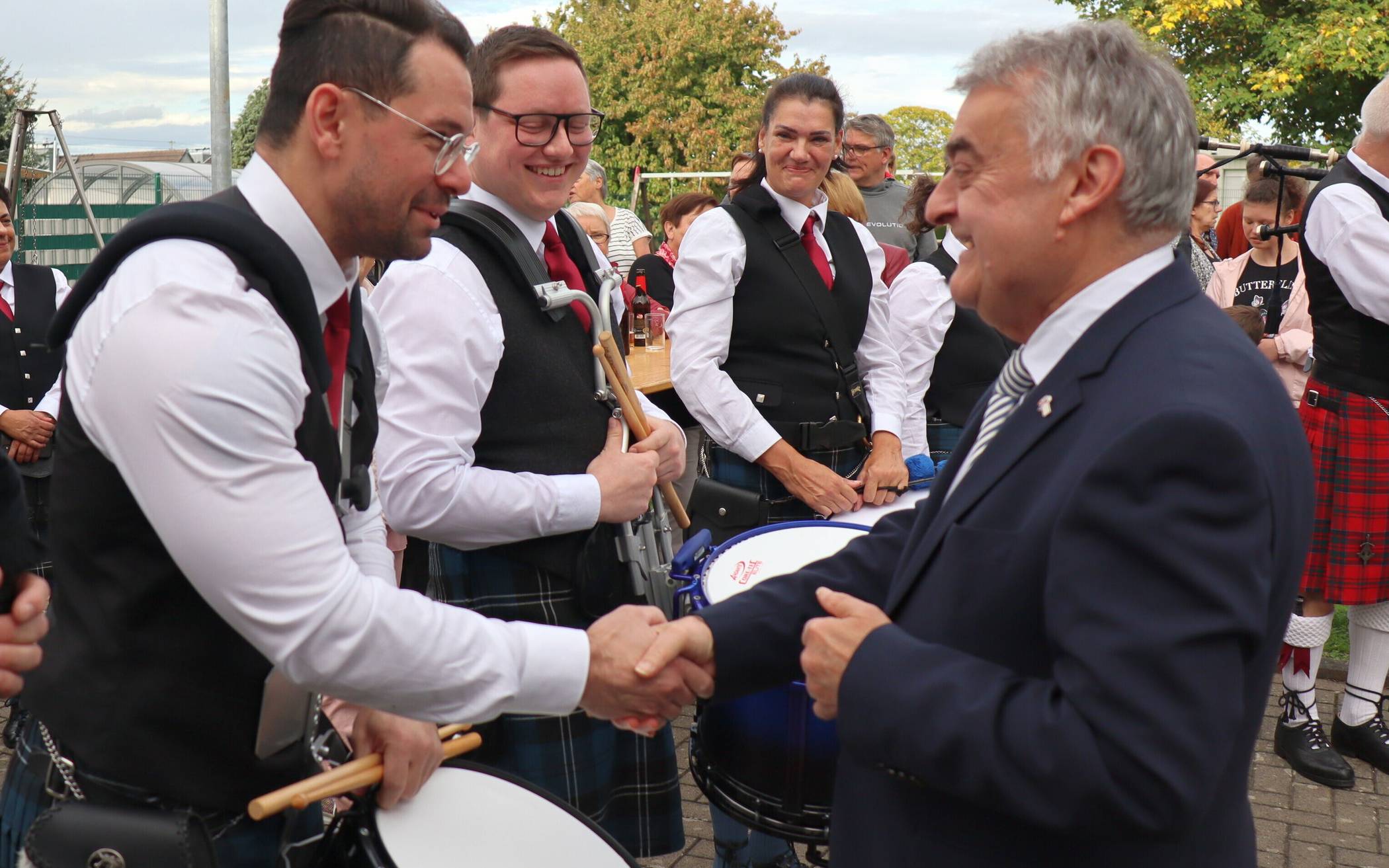  Herbert Reul und Ellen Klingbeil zu Gast bei „Erft Area Pipes &amp; Drums“. Die Band plant für das kommende Jahr die Teilnahme an den Deutschen Meisterschaften. Dafür sind viele Probeeinheiten notwendig und es werden noch Sponsoren gesucht ( www.erft-area.de ). 