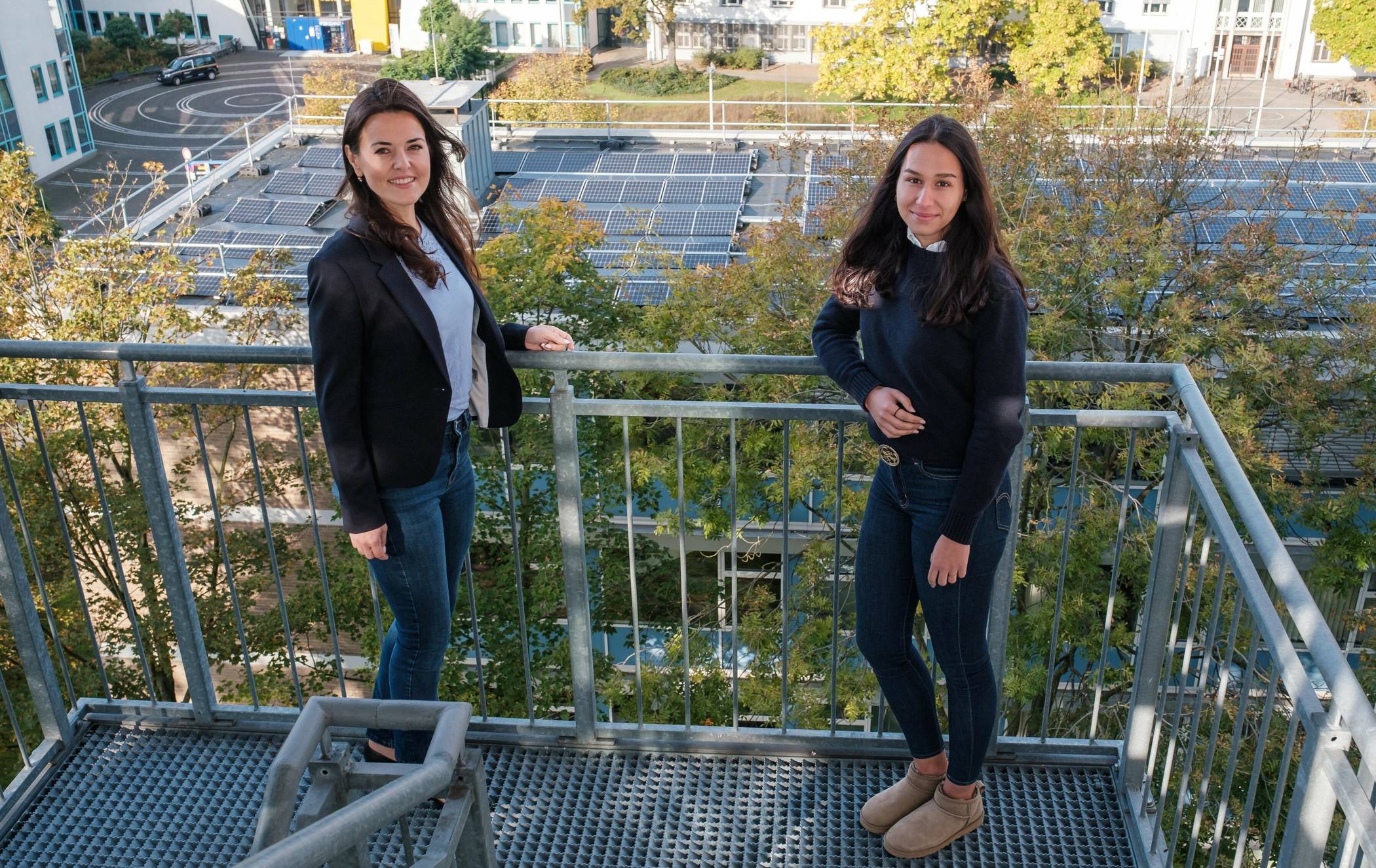Die Photovoltaik-Anlagen auf dem Kreis-Gesundheitsamt im Blick haben Klimaschutzmanagerin Ina Grothe (links) und Praktikantin Franziska Schmitz. 