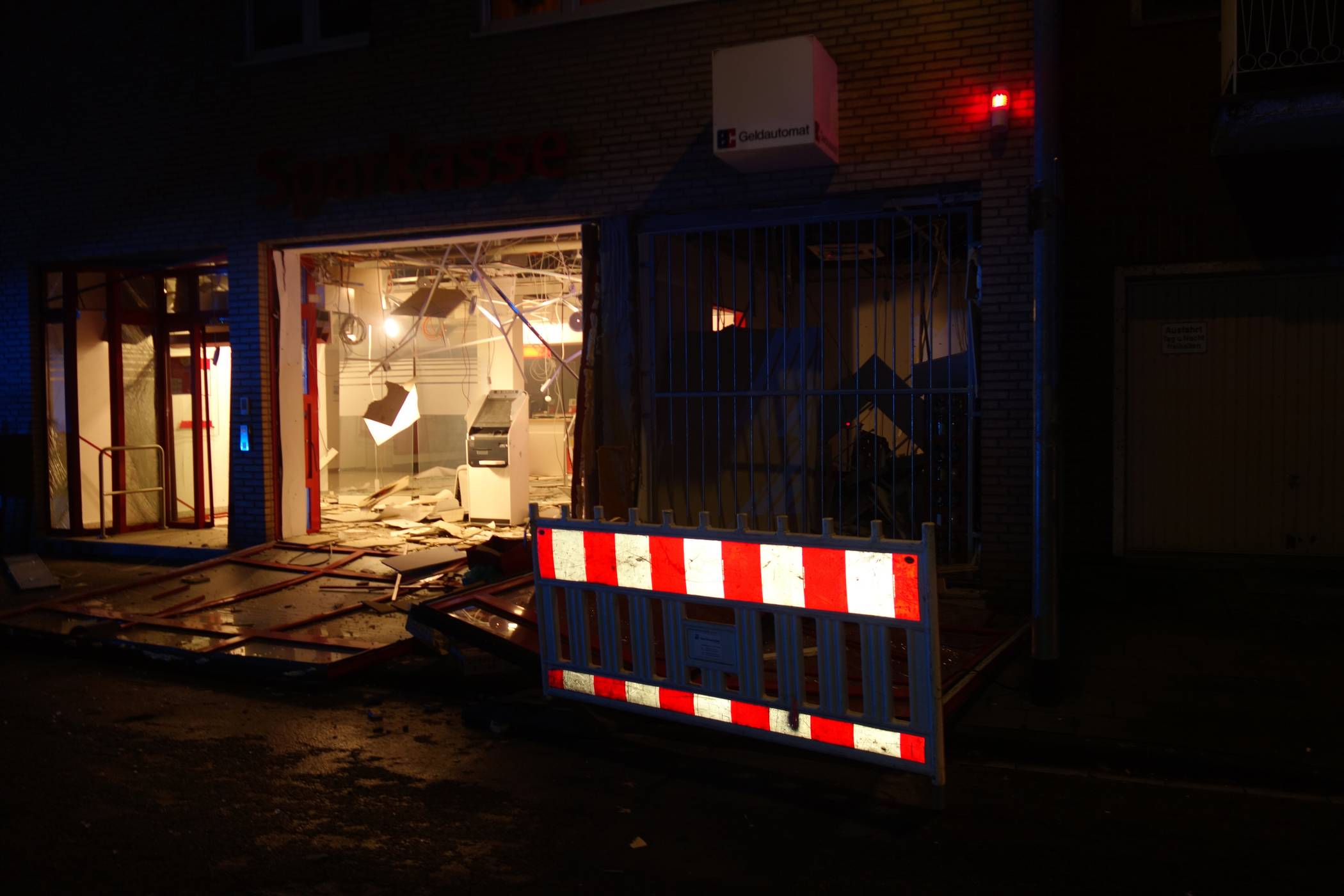  Durch die Detonation wurde der Vorraum sowie der Geldautomat stark beschädigt. 