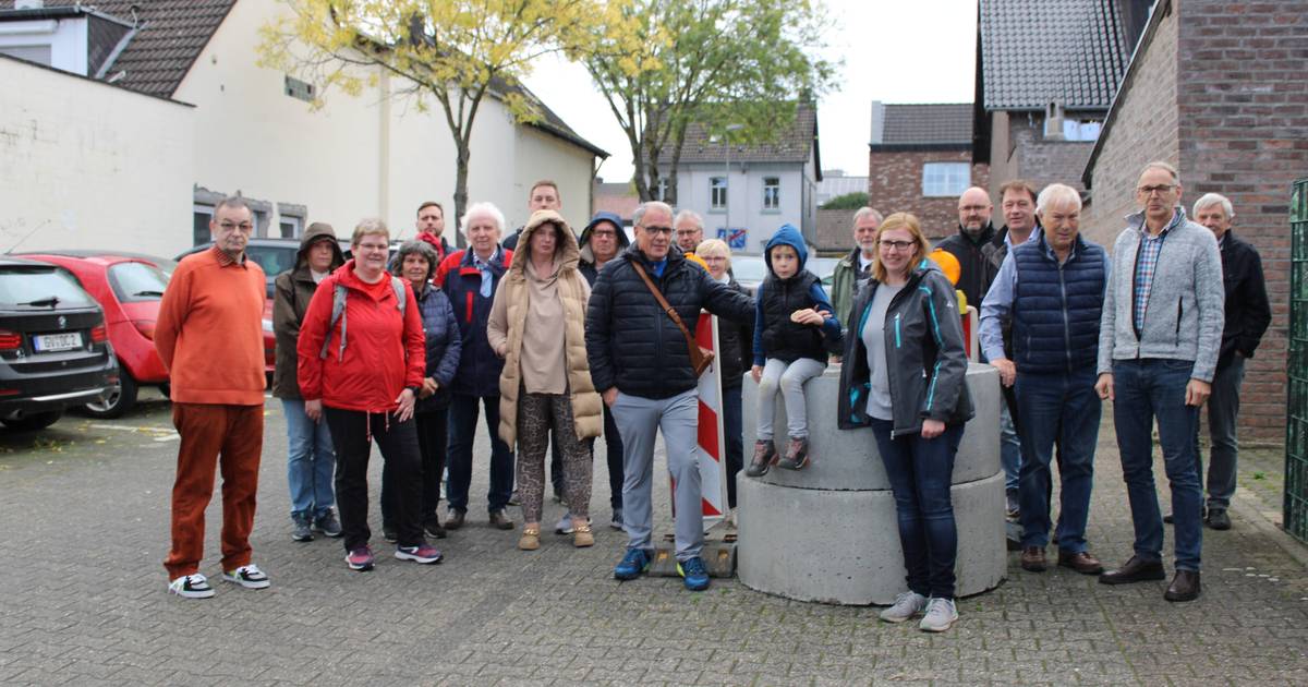 Grevenbroich-Kapellen: Ärger um Kübel aus Kanalrohren