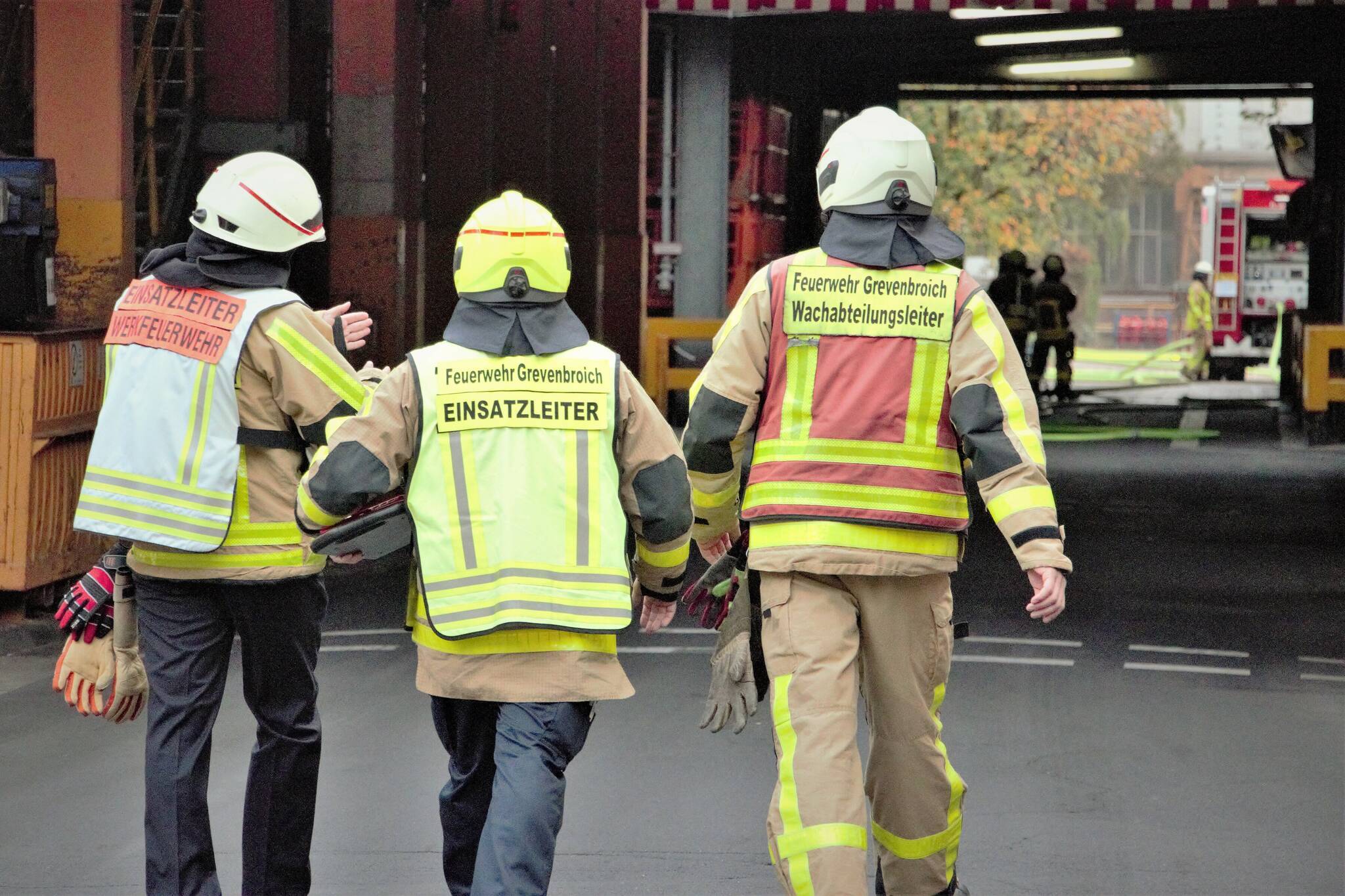  ... zum Glück nur eine Übung. Die die Zusammenarbeit von Freiwilliger und Werkfeuerwehr überprüfen soll. 