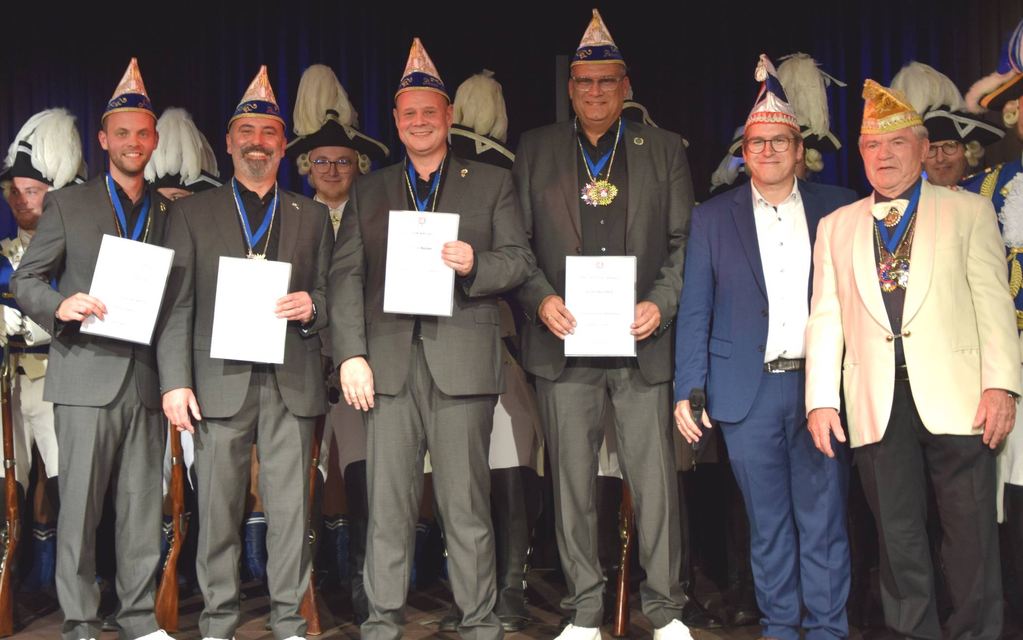  Jungfrau Christel (Christian Schunk), Prinz Nelo (Nelo da Silva), Bauer Andre (Andre Reuter) und Prinzenführer Guido Borchert wurden den anwesenden Karnevalisten auf Schloss Bedburg von Bürgermeister Sascha Solbach und Wolfgang Titzer, Präsident des Festkomitees Bedburger Karneval, vorgestellt. 