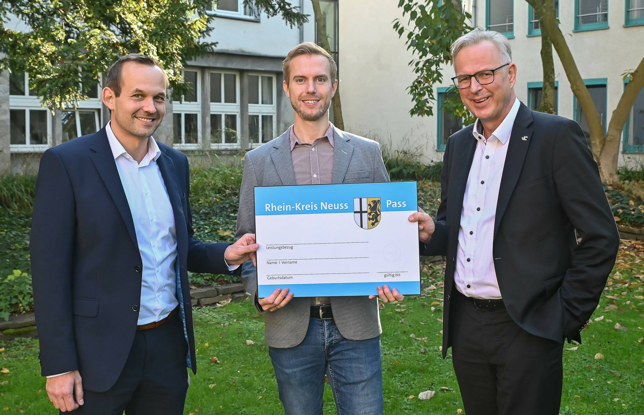  Kreisdirektor Dirk Brügge, Produktgruppenleiter Carsten Paetau und Kreis-Sozialamtsleiter Jens Bender stellen den „Rhein-Kreis-Pass“ vor. 