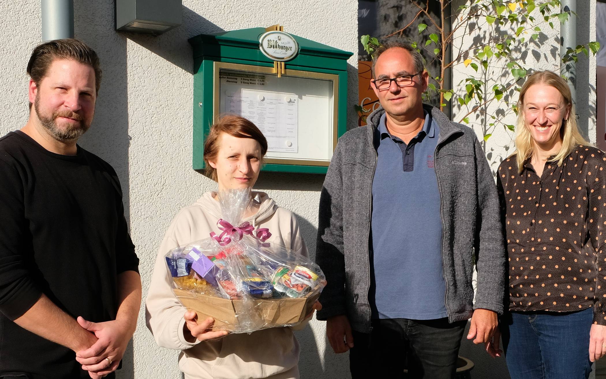 Benjamin Ulkan, Jessica Dietzsch (mit Präsentkorb der "Varius"-Werkstätten als Glückwunsch zum erfolgreichen Übergang auf den Allgemeinen Arbeitsmakt) , Johannes Henkens und Ulrike Hauschild. 