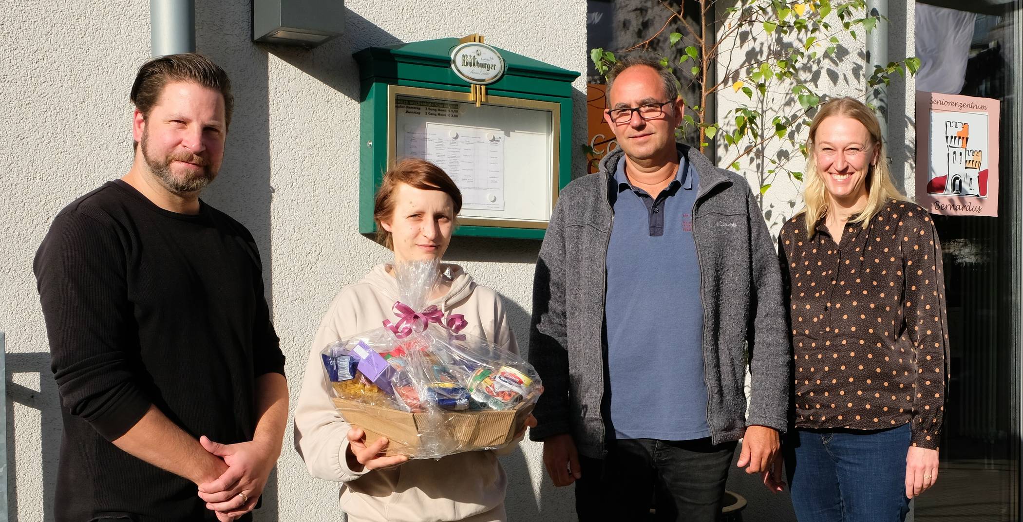 Benjamin Ulkan, Jessica Dietzsch (mit Präsentkorb der "Varius"-Werkstätten als Glückwunsch zum erfolgreichen Übergang auf den Allgemeinen Arbeitsmakt) , Johannes Henkens und Ulrike Hauschild. 