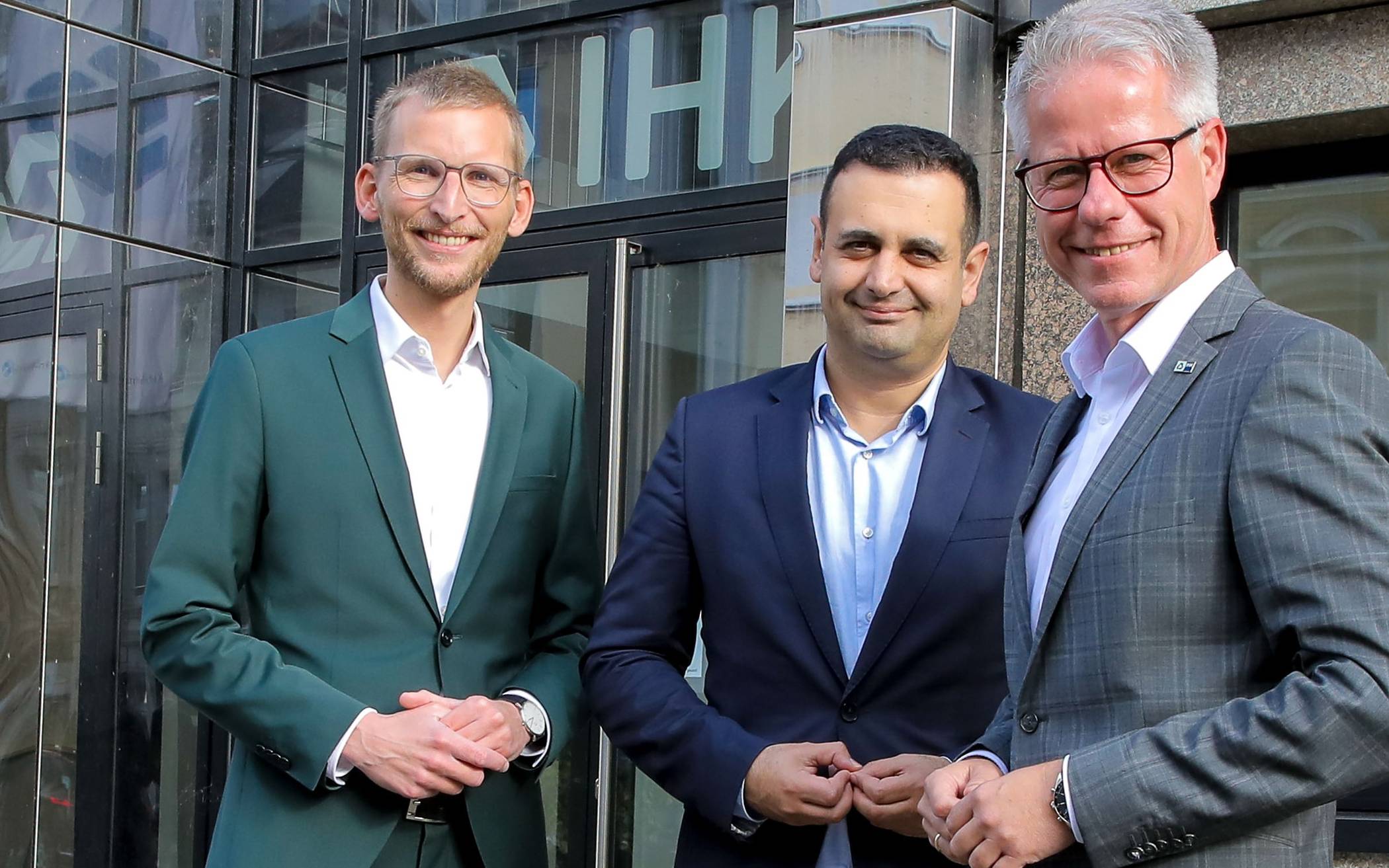  Sie tauschten sich über den Strukturwandel aus (von links): Die beiden Grevenbroicher Bundestags-Abgeordneten Daniel Rinkert (SPD) und Bijan Djir-Sarai (FDP) sowie Jürgen Steinmetz, Hauptgeschäftsführer der Industrie- und Handelskammer. 