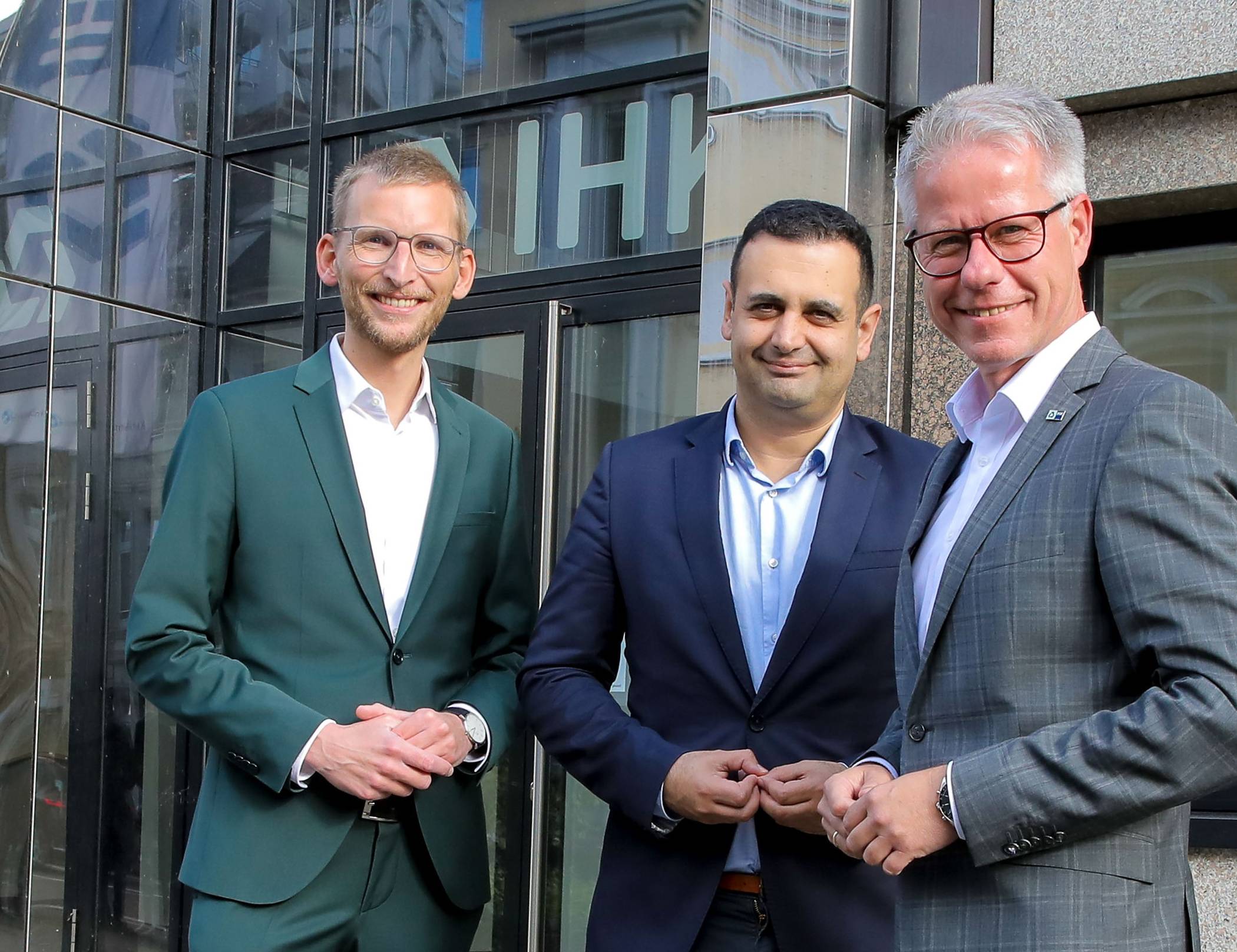  Sie tauschten sich über den Strukturwandel aus (von links): Die beiden Grevenbroicher Bundestags-Abgeordneten Daniel Rinkert (SPD) und Bijan Djir-Sarai (FDP) sowie Jürgen Steinmetz, Hauptgeschäftsführer der Industrie- und Handelskammer. 