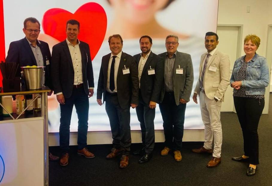 Gute Laune beim Unternehmerforum der Gemeinde in den Räumen der Sparkasse. 