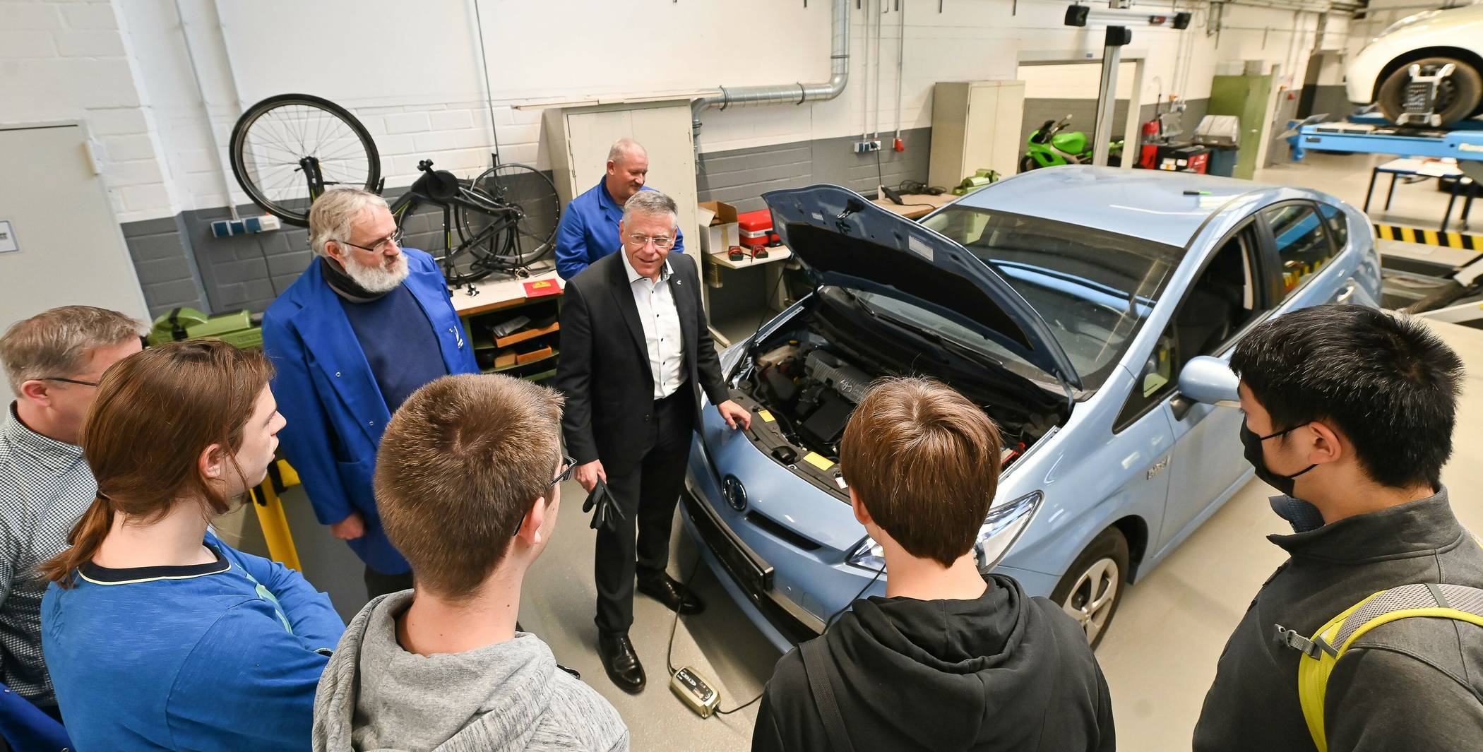 Landrat Hans-Jürgen Petrauschke mit Teilnehmern des zdi-Kurses „#meisterlich – Kfz-Mechatroniker“ in der überbetrieblichen Lehrwerkstatt  der Innung in Grevenbroich. 