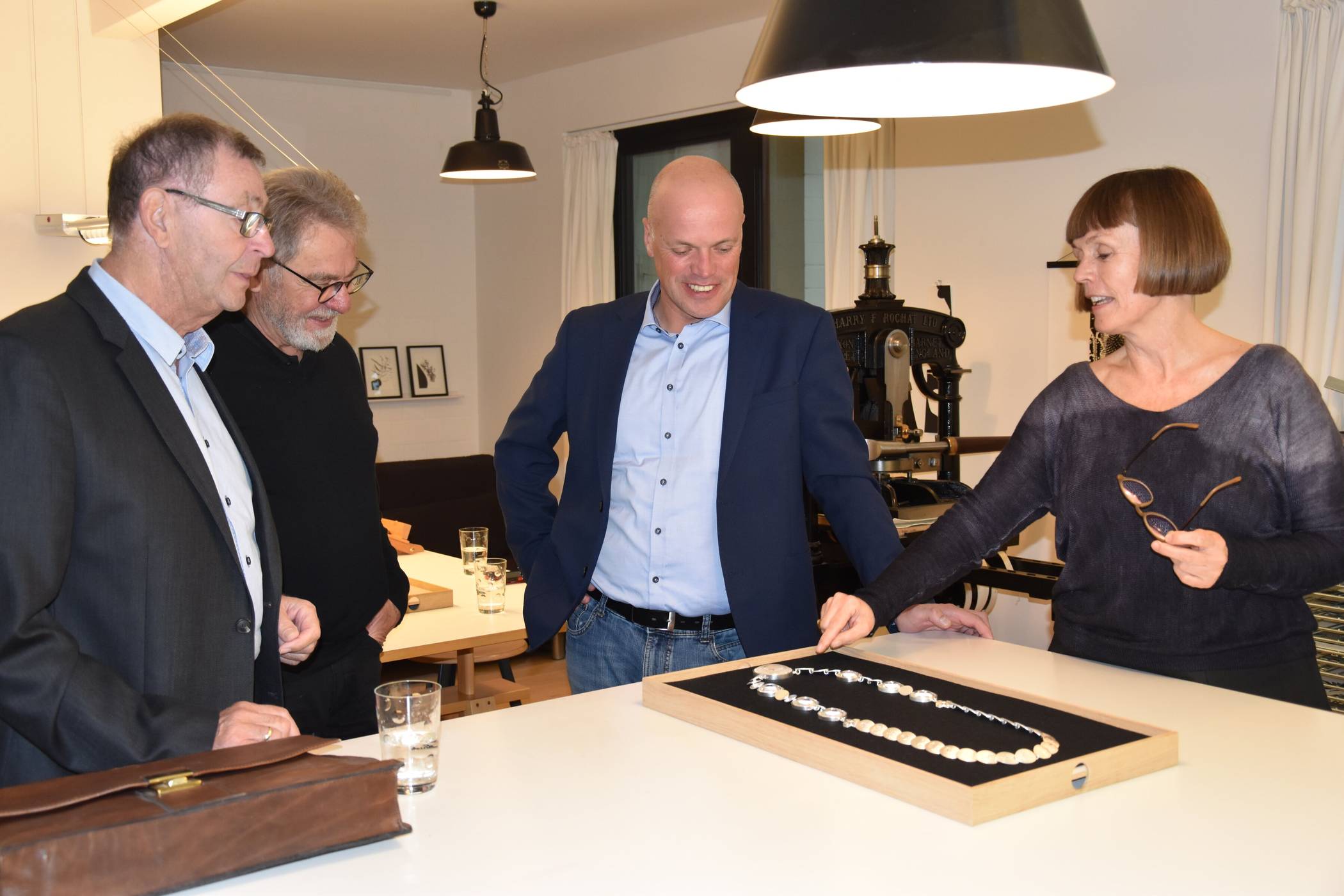  Bürgermeister Klaus Krützen mit Vorstandsmitgliedern der Präsidentenrunde Theo Lys und Ferdi Korte bei Goldschmiedin Carola Petri. 