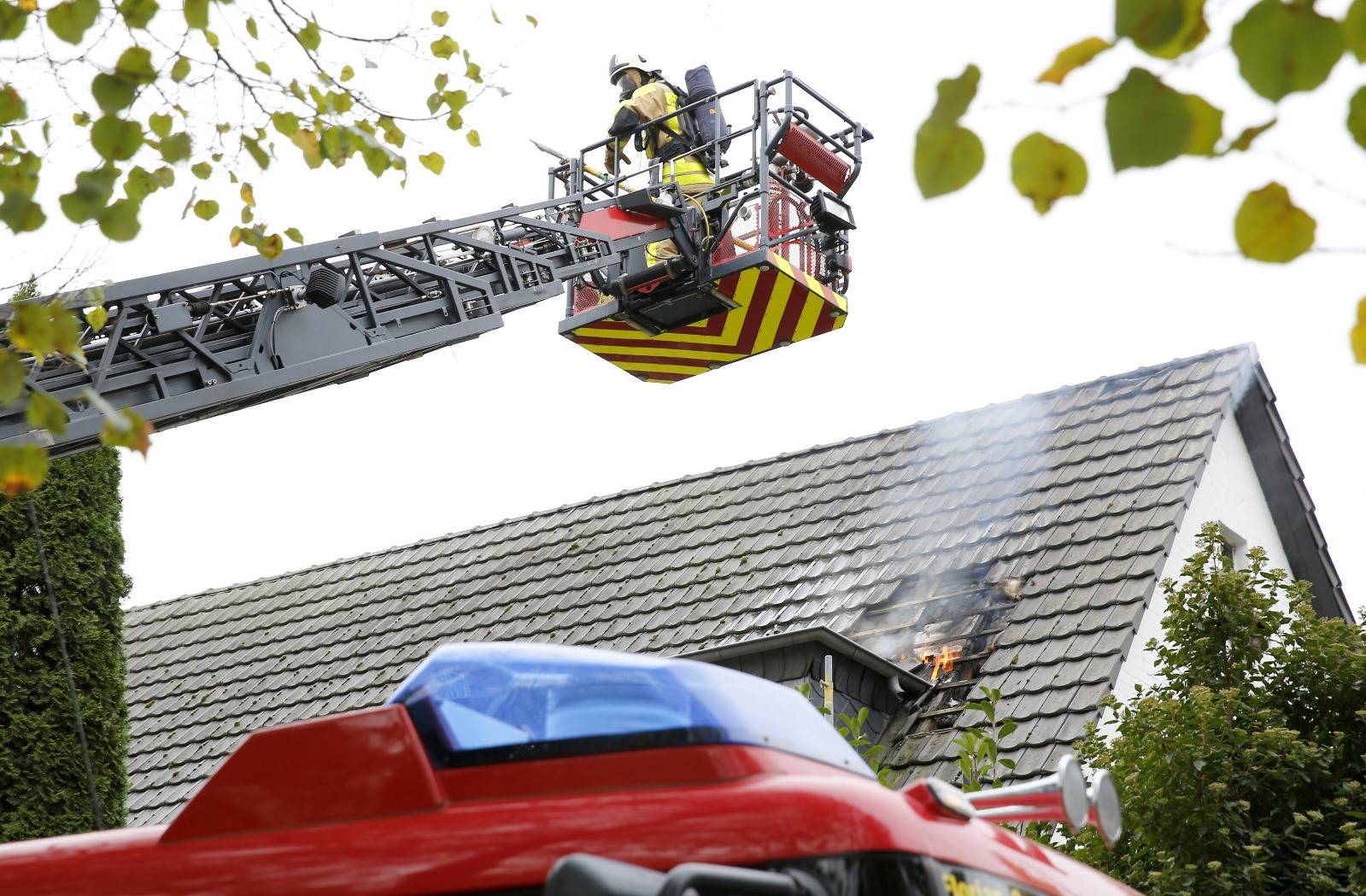 Wind erschwert Löscharbeiten