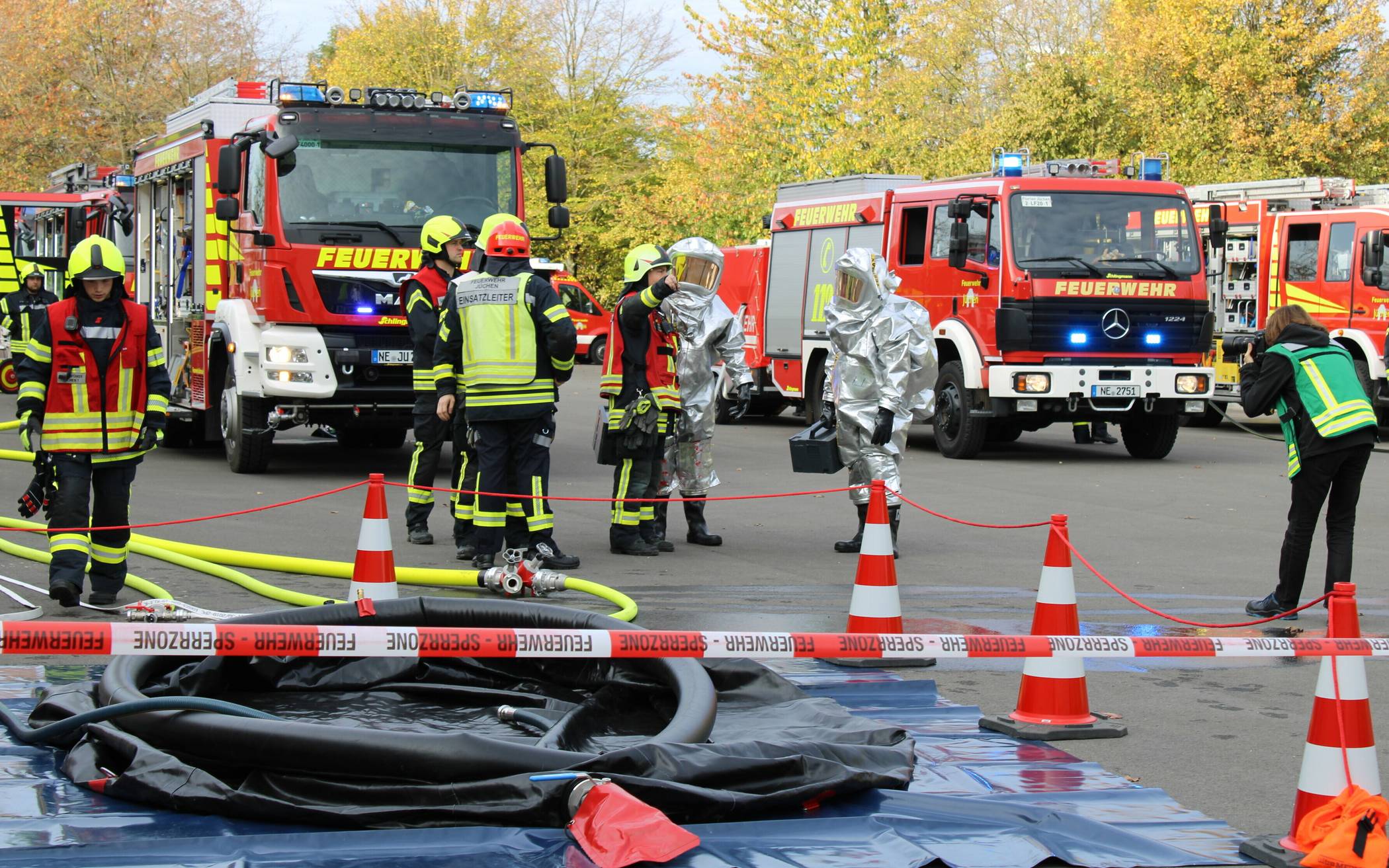  Einsatzkräfte und Mittel aus allen Einheiten der Feuerwehr Jüchen kamen bei der Großübung zum Einsatz. 