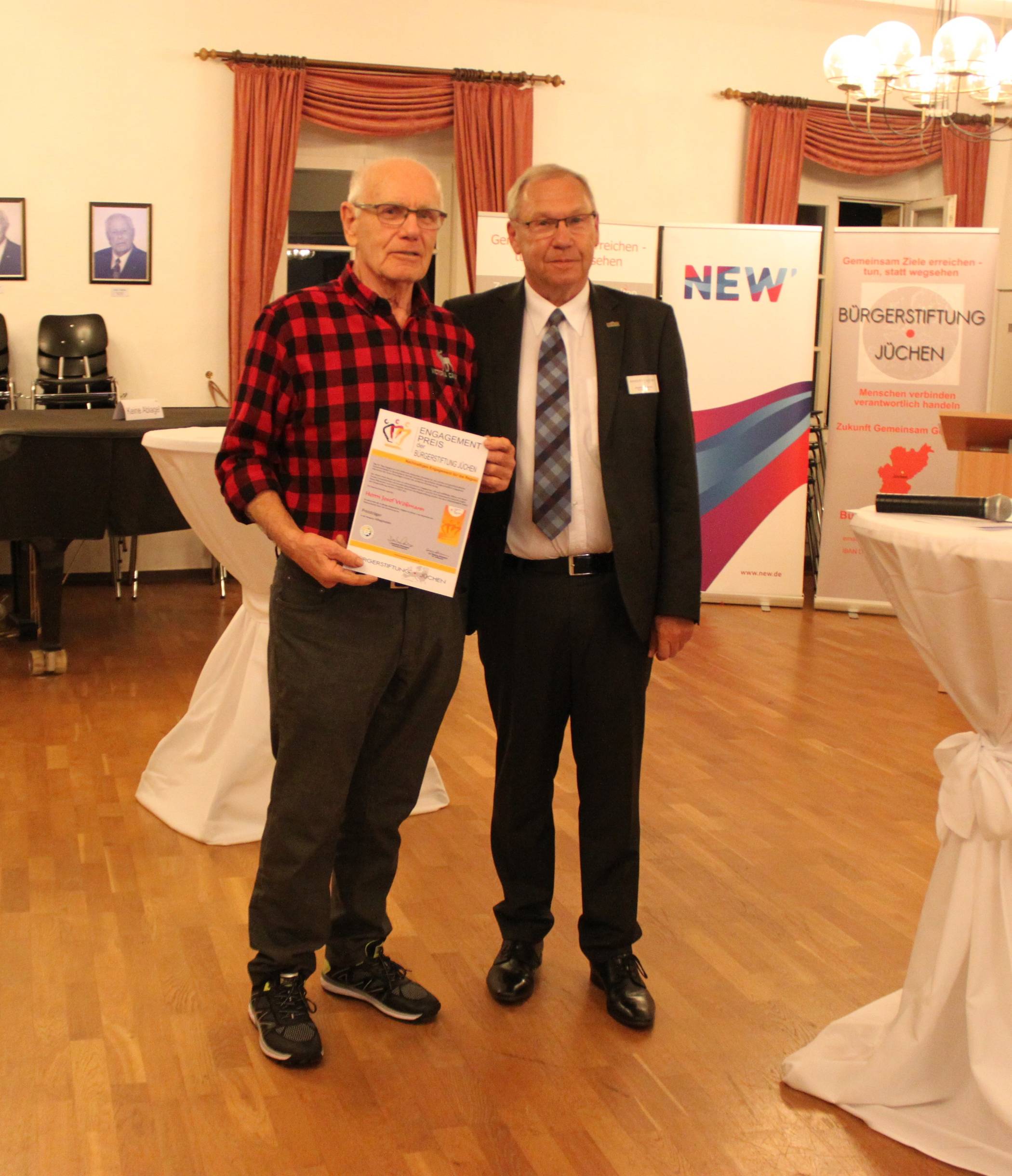 Vorsitzender Joachim Drossert (rechts) mit Preisträger Josef Wößmann. 