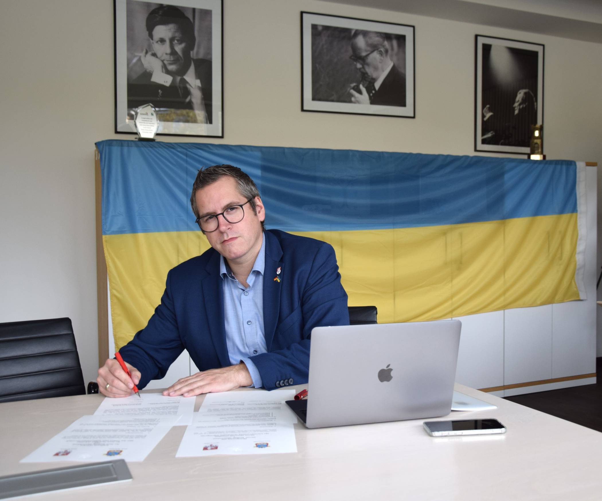  Bedburgs Bürgermeister Sascha Solbach bei der Vertragsunterzeichnung der Solidaritätspartnerschaft mit der ukrainischen Großstadt Mykolajiw. 