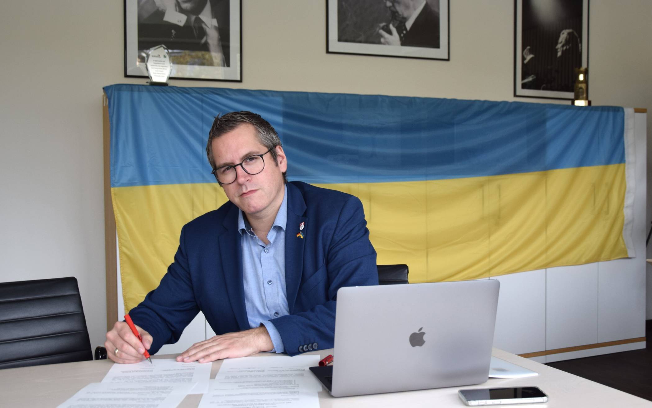  Bedburgs Bürgermeister Sascha Solbach bei der Vertragsunterzeichnung der Solidaritätspartnerschaft mit der ukrainischen Großstadt Mykolajiw. 