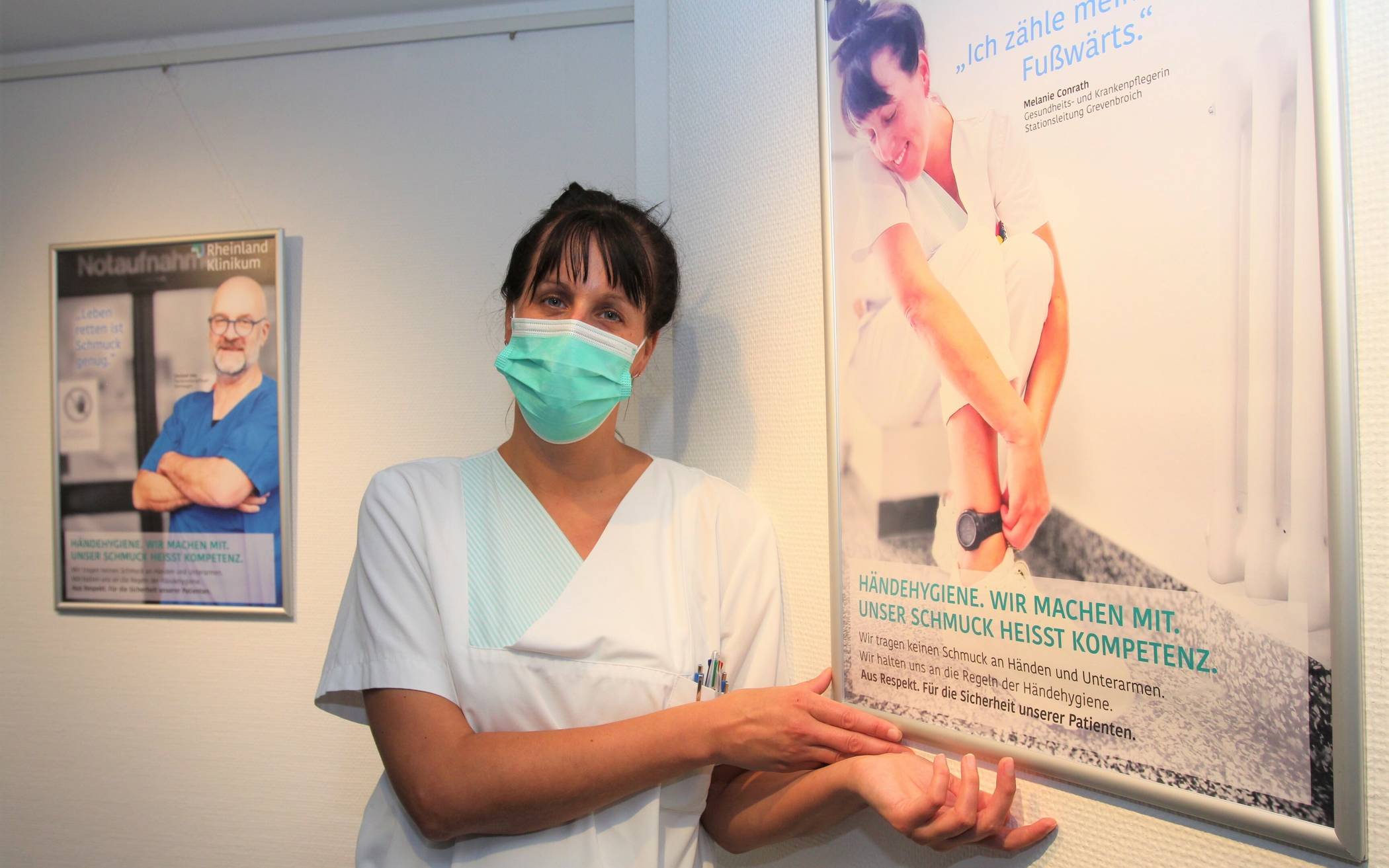  Original und Plakatmotiv: Melanie Conrath, stellvertretende Stationsleitung, ist eine von insgesamt zwölf Mitarbeitern des "Rheinland Klinikums", die sich als Fotomodell für die Plakataktion der Krankenhaus-Hygiene zur Verfügung stellten. 