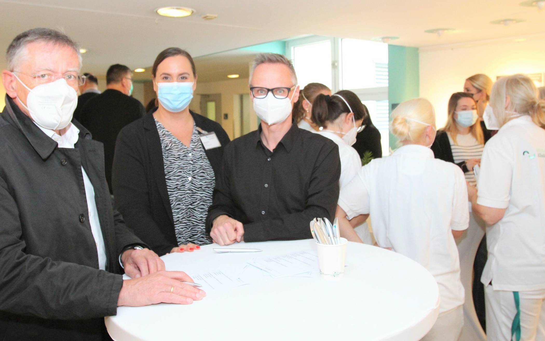 Landrat Hans-Jürgen Petrauschke, hier mit Klinikmanagerin Daniela Becker und Krankenhaushygieniker Dr. René Fussen, versuchte sich am Wissens-Quiz rund um Hygiene-Themen.