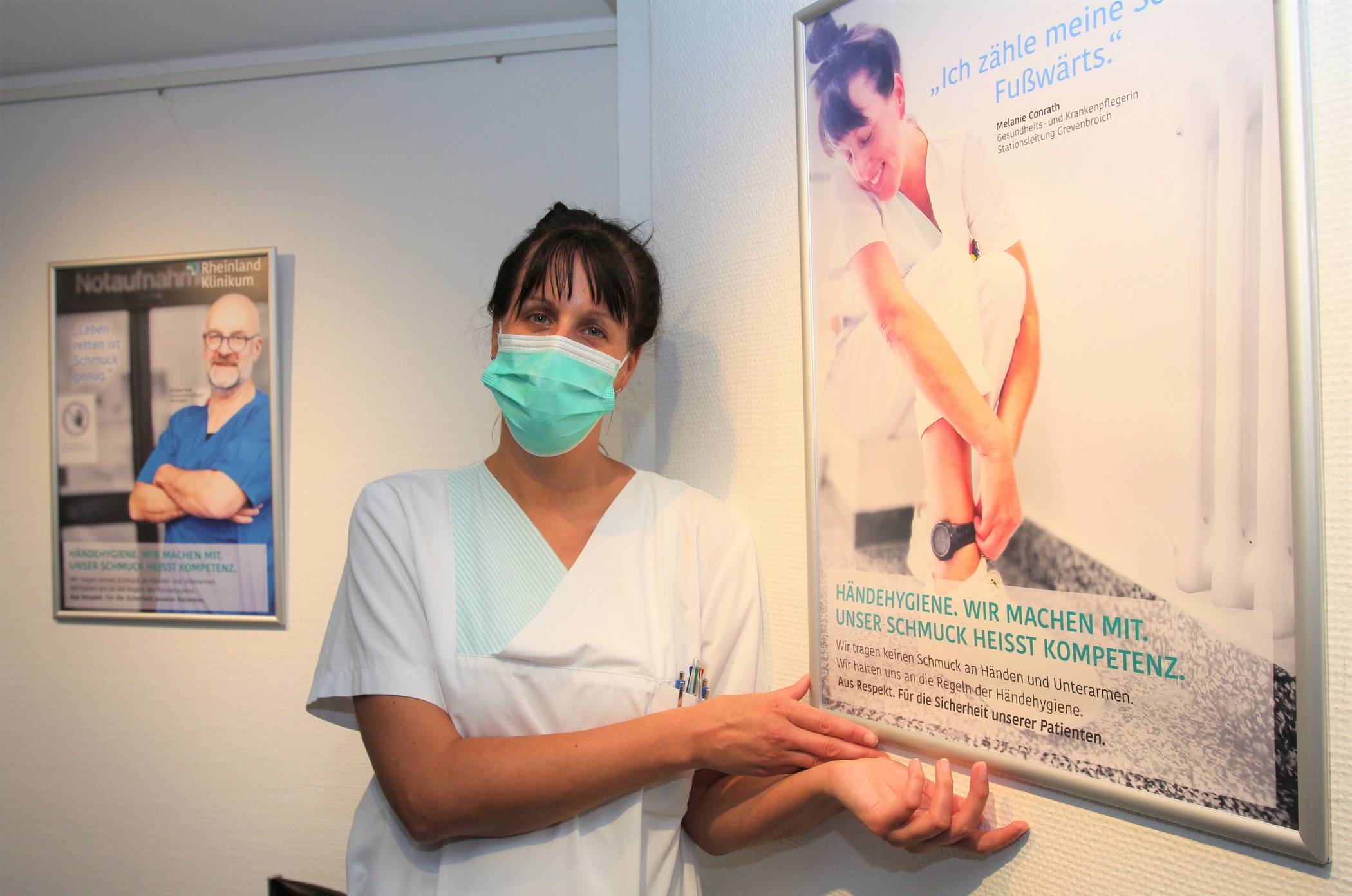  Original und Plakatmotiv: Melanie Conrath, stellvertretende Stationsleitung, ist eine von insgesamt zwölf Mitarbeitern des "Rheinland Klinikums", die sich als Fotomodell für die Plakataktion der Krankenhaus-Hygiene zur Verfügung stellten. 