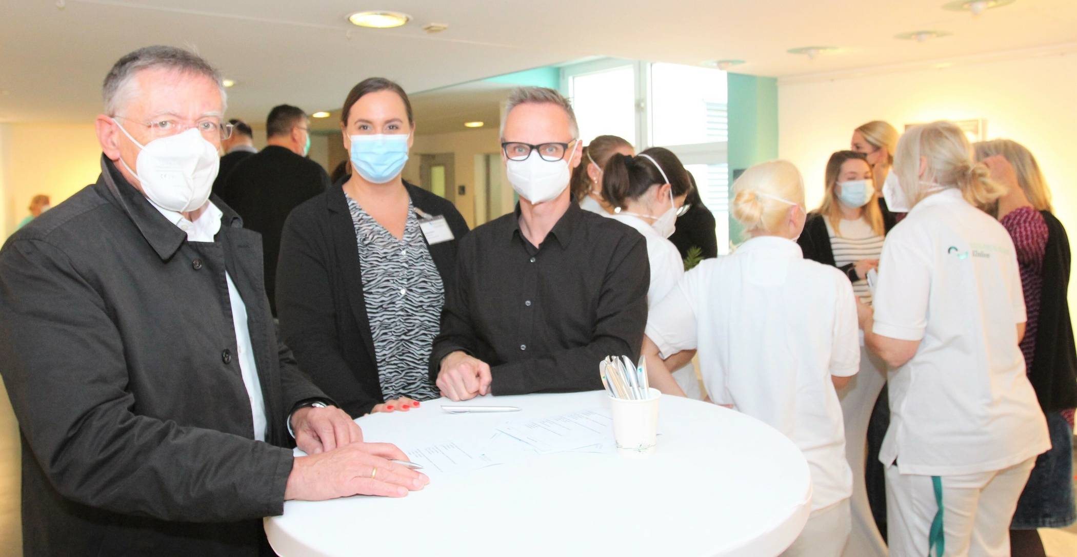 Landrat Hans-Jürgen Petrauschke, hier mit Klinikmanagerin Daniela Becker und Krankenhaushygieniker Dr. René Fussen, versuchte sich am Wissens-Quiz rund um Hygiene-Themen.