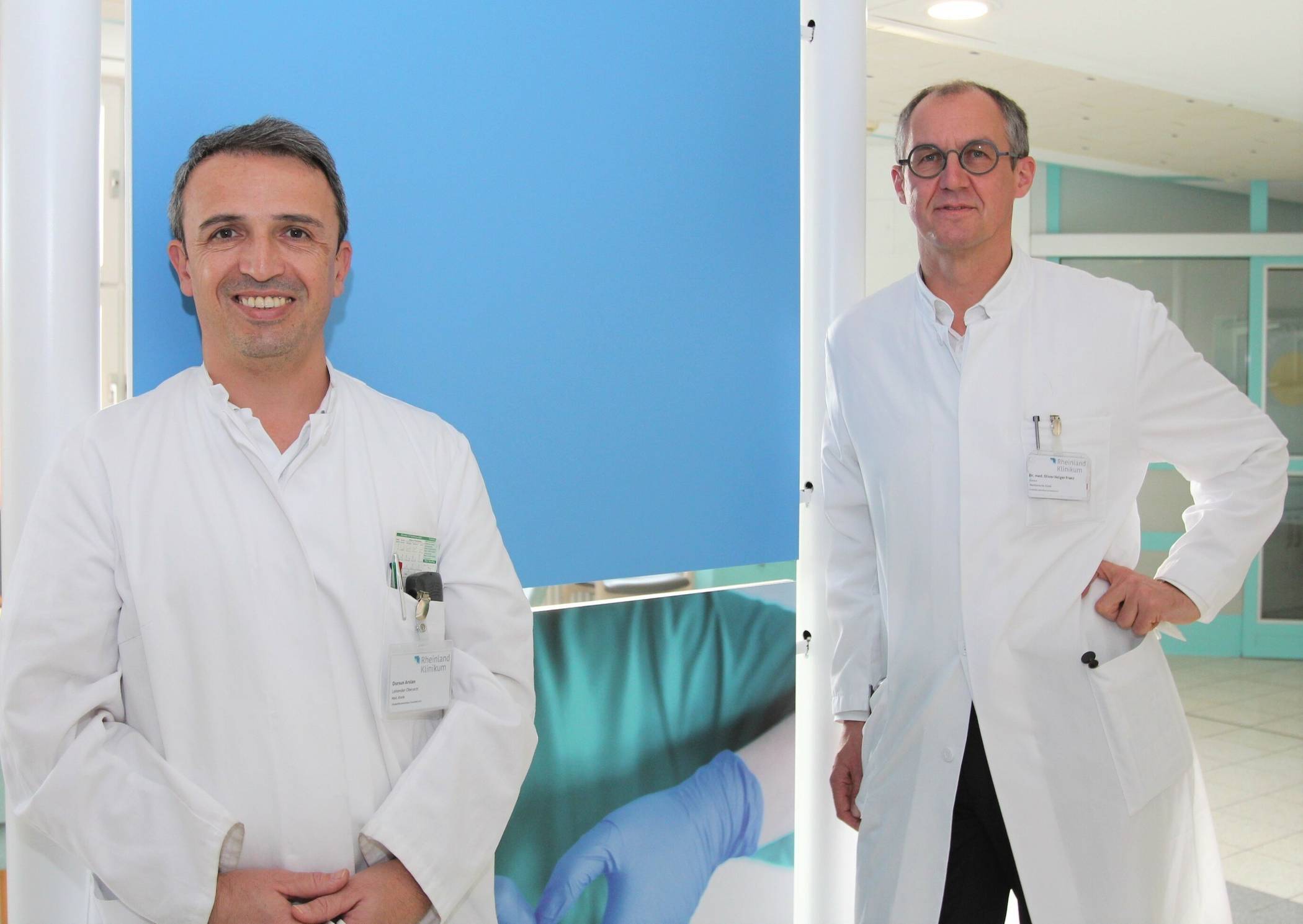  Neuer Standortleiter der Klinik für Geriatrie am "St. Elisabeth"-Krankenhaus: Für den Grevenbroicher Dursun Arslan (links) ist es ein Heimkommen in doppelter Hinsicht, absolvierte er doch seine Facharztausbildung im Haus an der Von-Werth-Straße. Hier ist er nun Stellvertreter von Chefarzt Dr. Oliver Franz (rechts). Aktuell bereiten sie die Wiedereröffnung der Geriatrischen Tagesklinik vor. 