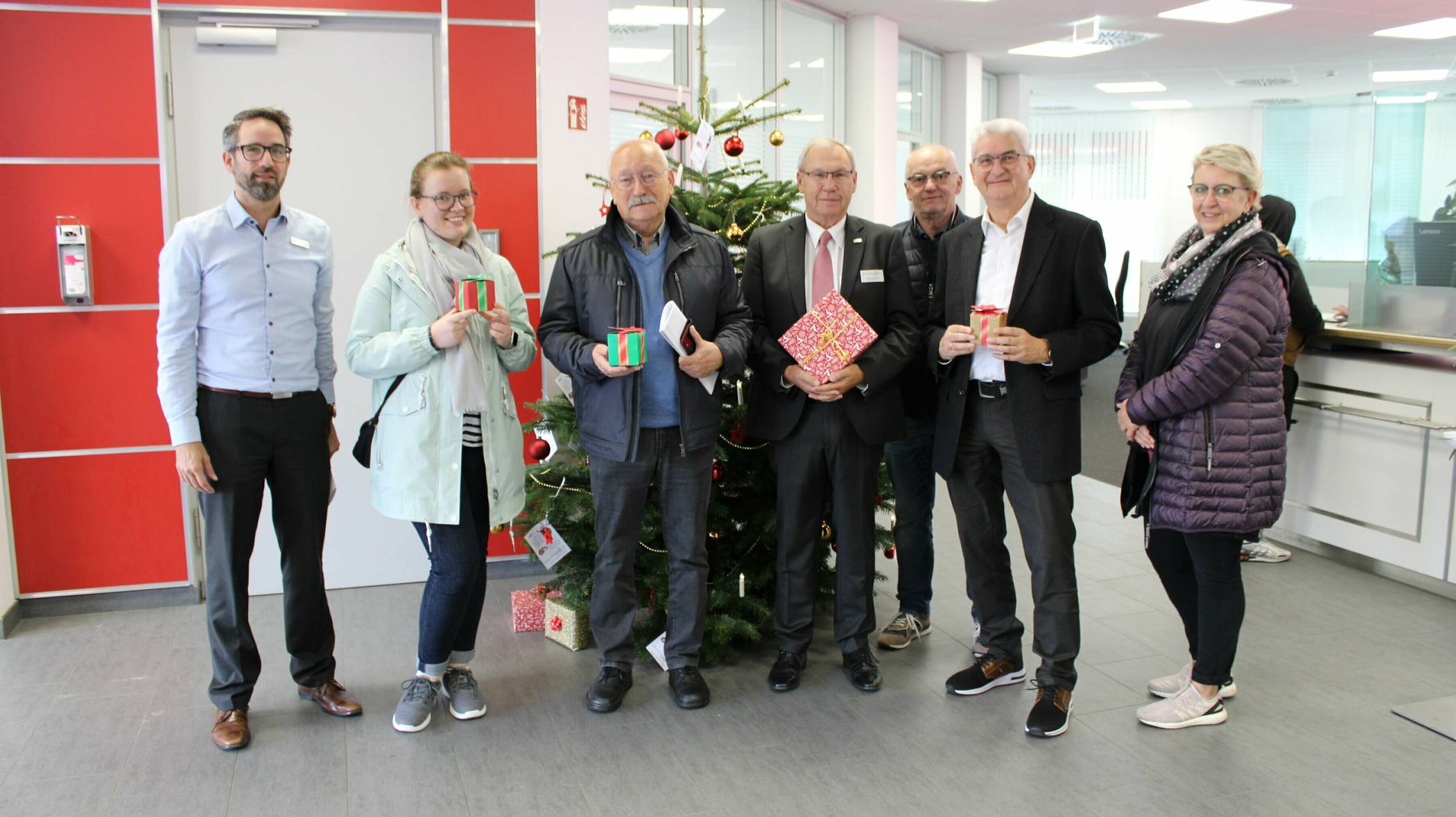 Vertreter von Bürgerstiftung, Stadt, Sparkasse und Vereinen gaben nun den Startschuss für die traditionelle Wunschbaum-Aktion. 