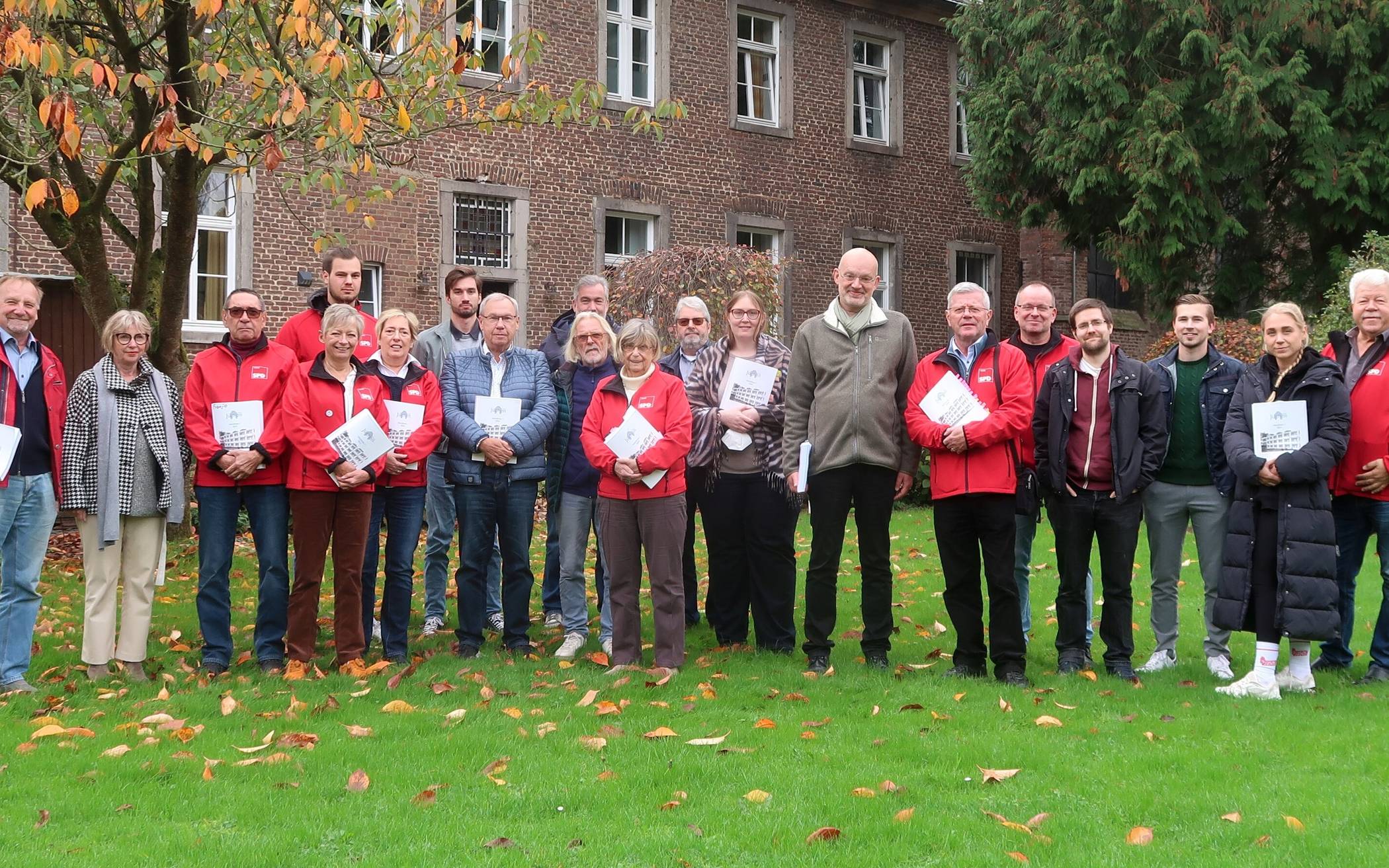  Die Ratsfraktion des Jüchener SPD bei ihrer Haushaltsklausur im Nikolauskloster in Jüchen-Damm. 	 