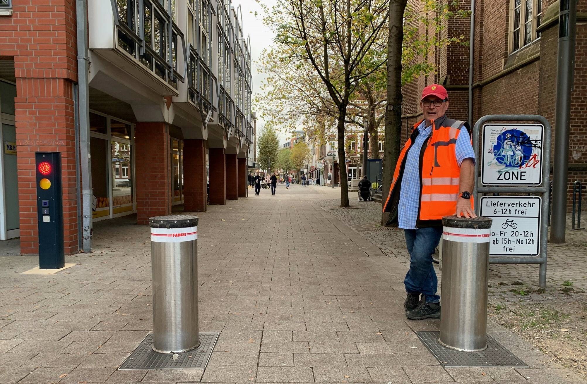  Versenkbare Poller am „Zehnthof“ mit Jörk Hömig, zuständiger Mitarbeiter der Stadtbetriebe. 