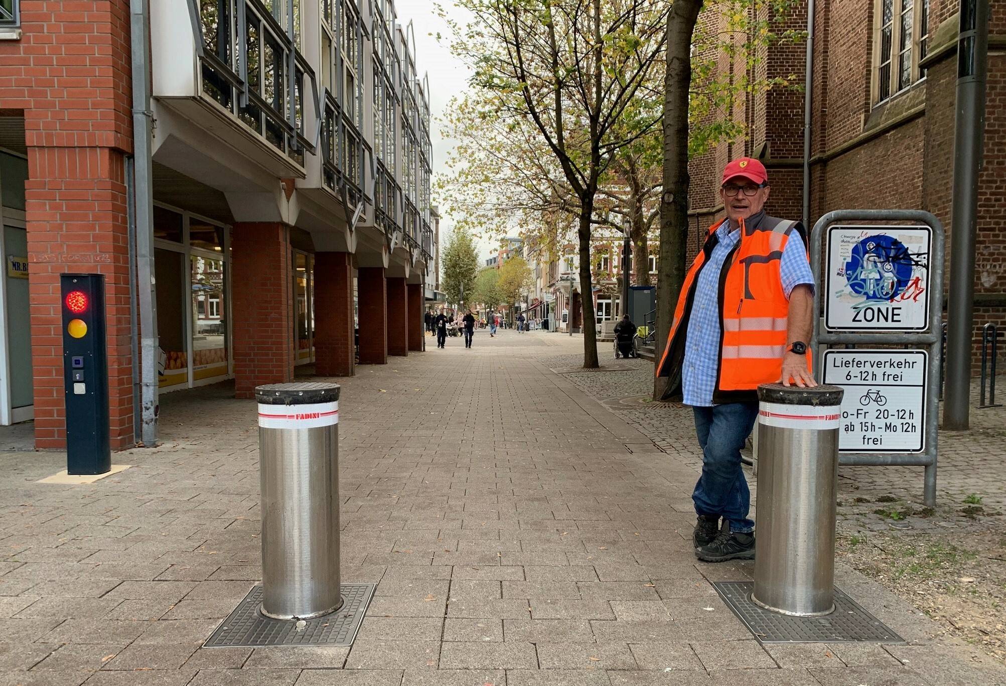  Versenkbare Poller am „Zehnthof“ mit Jörk Hömig, zuständiger Mitarbeiter der Stadtbetriebe. 