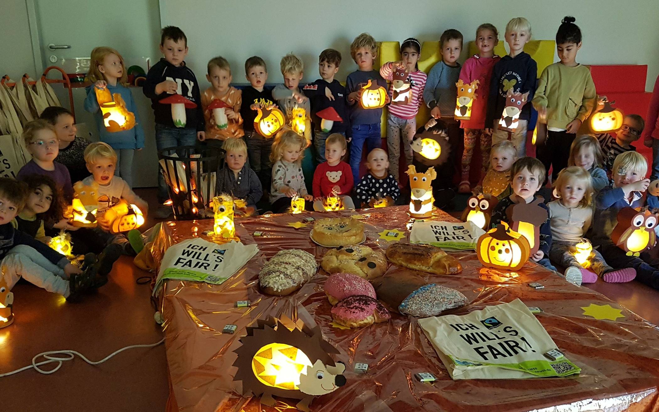 Beim "St. Martin"-Frühstück in der KiTa "Pusteblume" in Rommerskirchen freuten sich die Kinder über die fair gehandelten Taschen und die faire Schokolade.