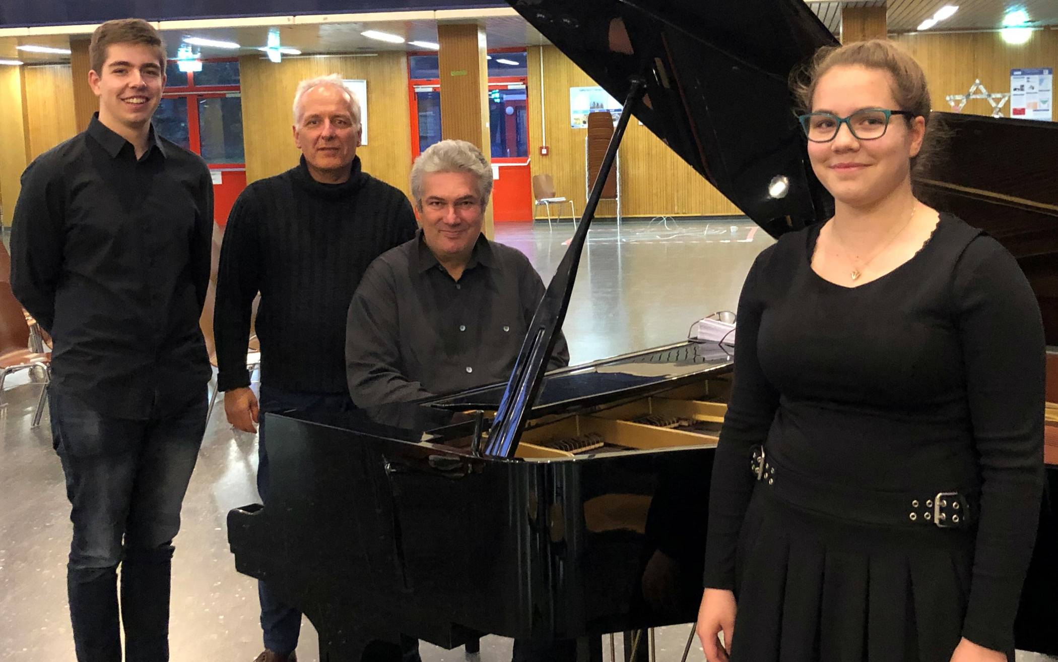  Vor dem Konzert „Hurra, wir leben noch“ von links: Fabian Berkner, Folker Banik (Rezitation), Stefan Krüger und Johanna Berkner. 