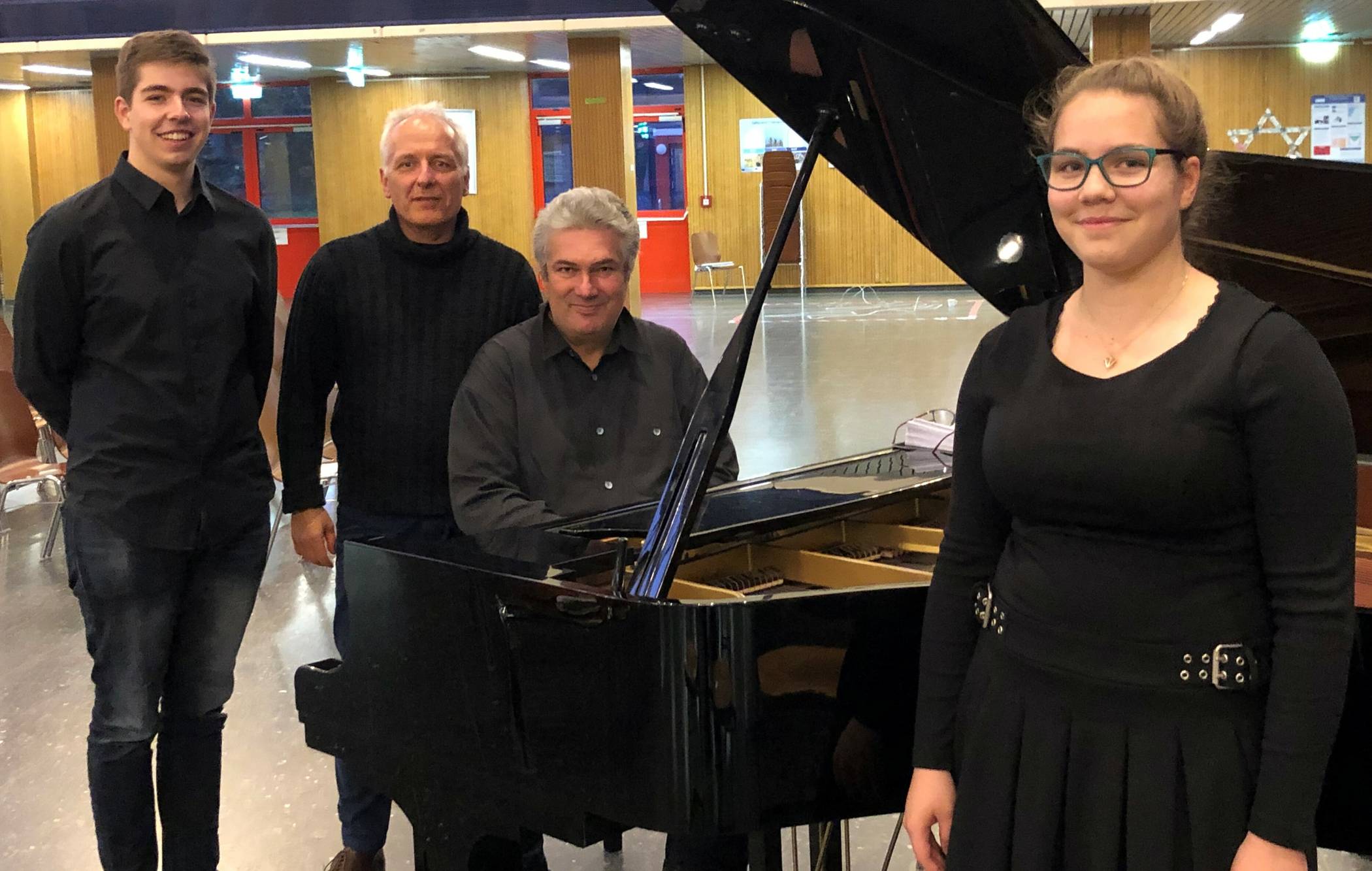  Vor dem Konzert „Hurra, wir leben noch“ von links: Fabian Berkner, Folker Banik (Rezitation), Stefan Krüger und Johanna Berkner. 