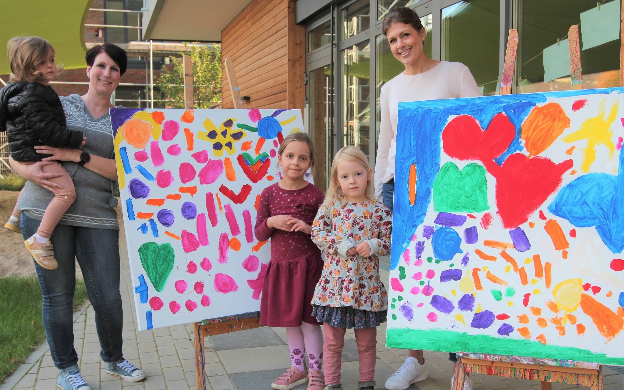  Jenny Engels (links; mit Sophie), stellvertretende Leitung der Tageseinrichtung für Kinder an der Wettinerstraße der Diakonie Düsseldorf, mit den beiden Malerinnen Nora und Feline und Dr. Karla Schmitt, Onkologin am Grevenbroicher Krankenhaus. 